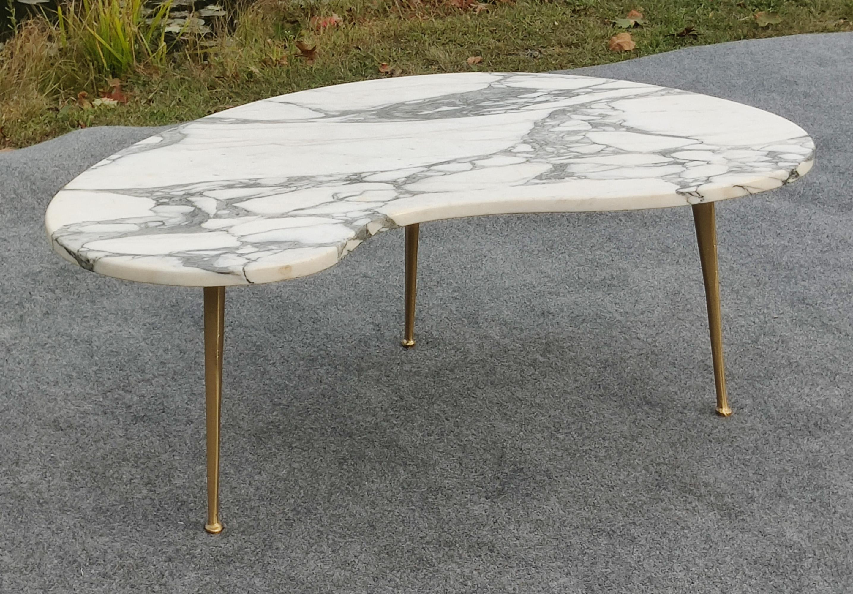 Mid-Century Modern Table à café ou à cocktail en marbre italien Calacatta, moderne du milieu du siècle, pieds en laiton en vente