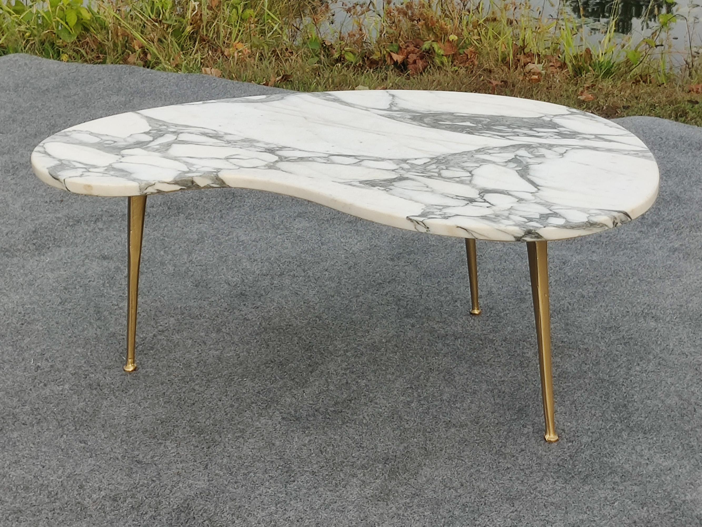 Table à café ou à cocktail en marbre italien Calacatta, moderne du milieu du siècle, pieds en laiton Bon état - En vente à Philadelphia, PA