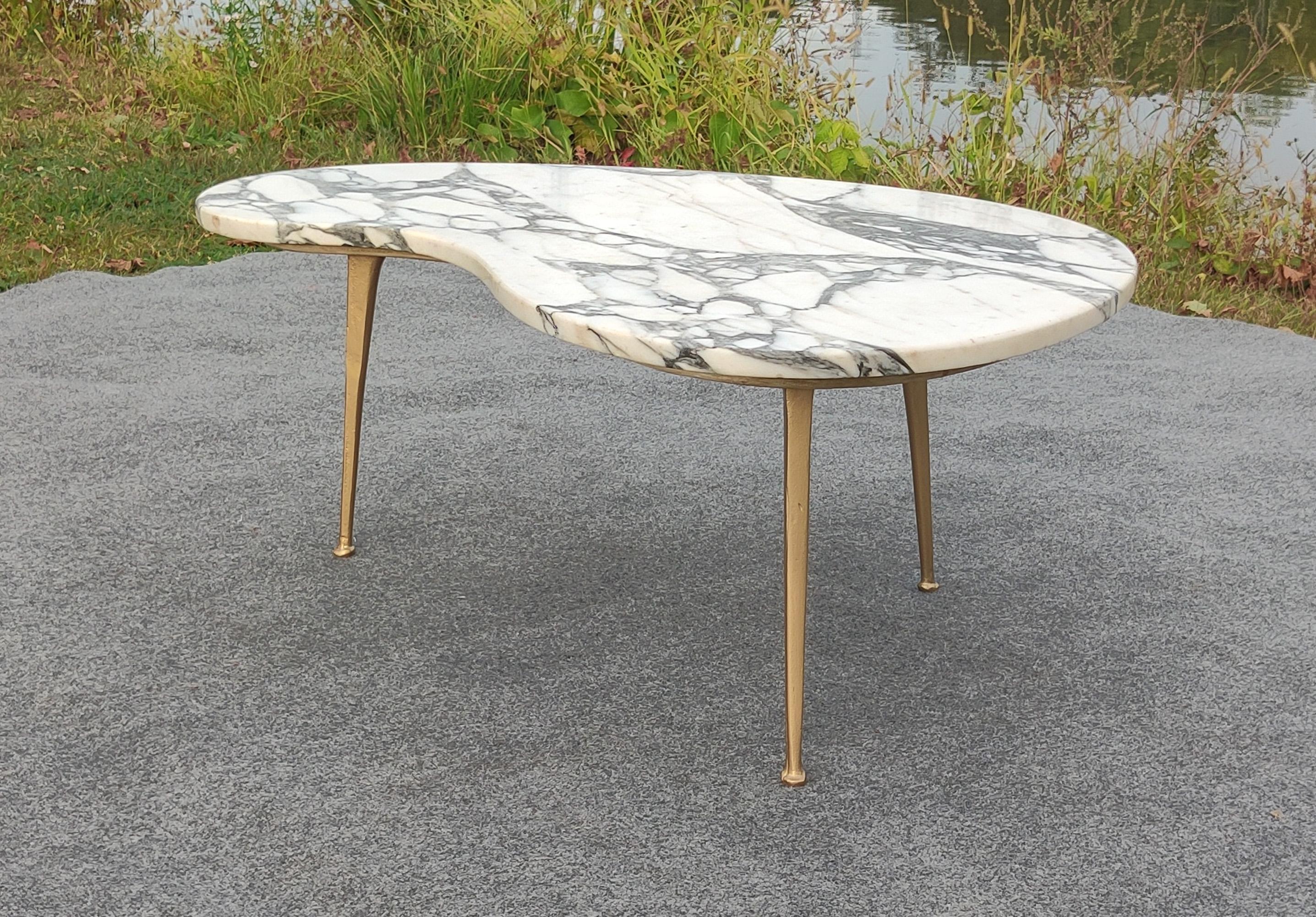 Milieu du XXe siècle Table à café ou à cocktail en marbre italien Calacatta, moderne du milieu du siècle, pieds en laiton en vente