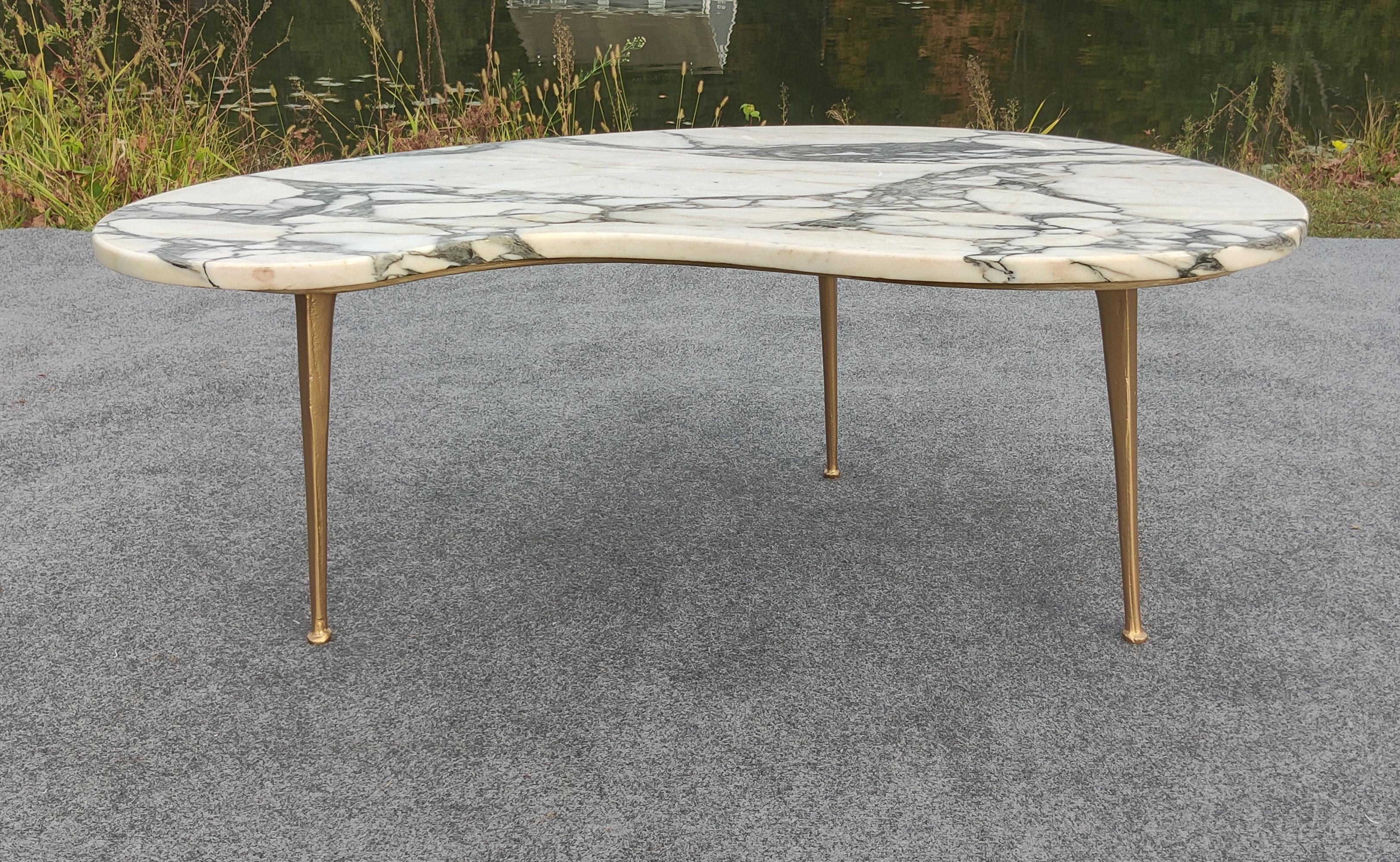 Laiton Table à café ou à cocktail en marbre italien Calacatta, moderne du milieu du siècle, pieds en laiton en vente