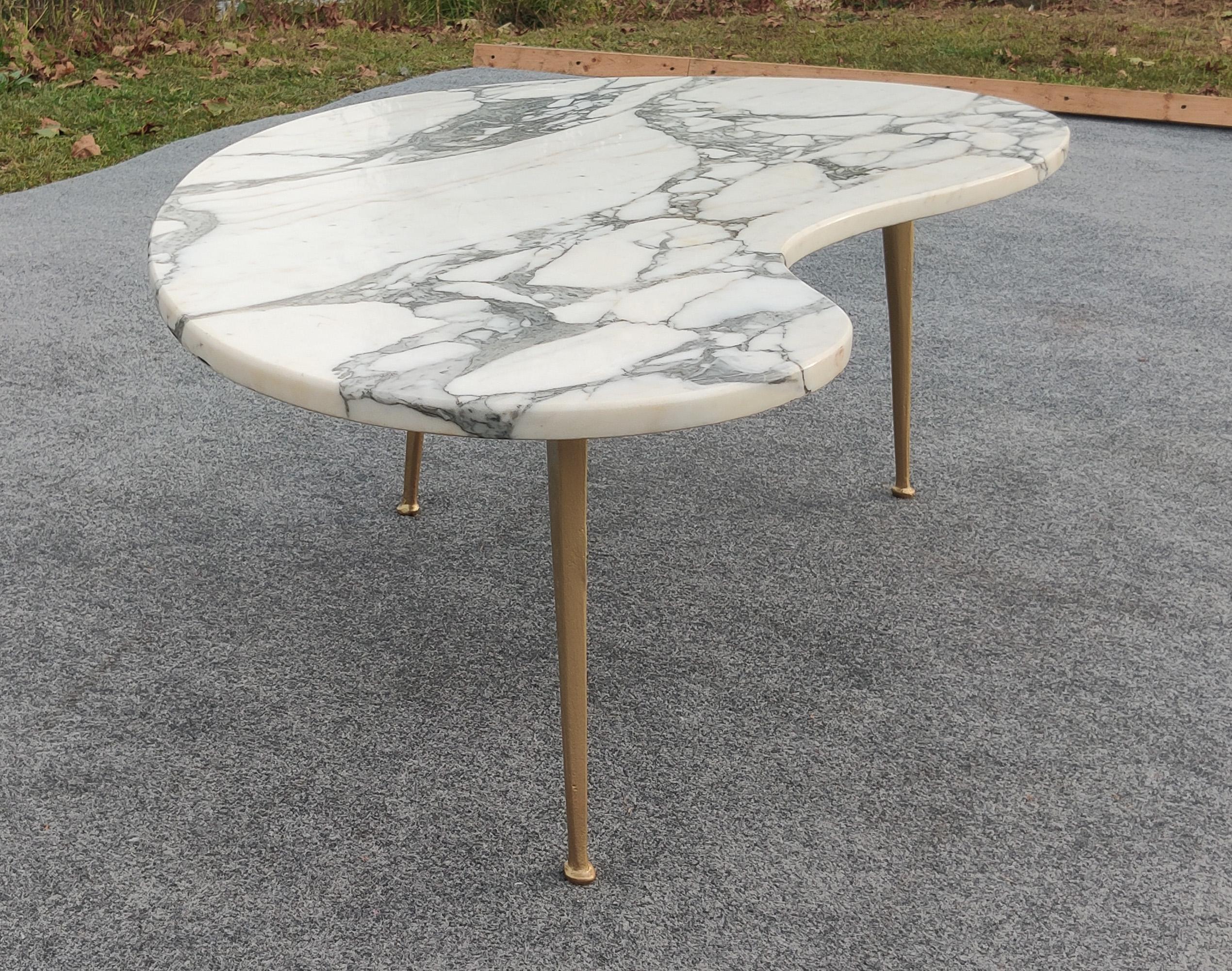 Table à café ou à cocktail en marbre italien Calacatta, moderne du milieu du siècle, pieds en laiton en vente 1