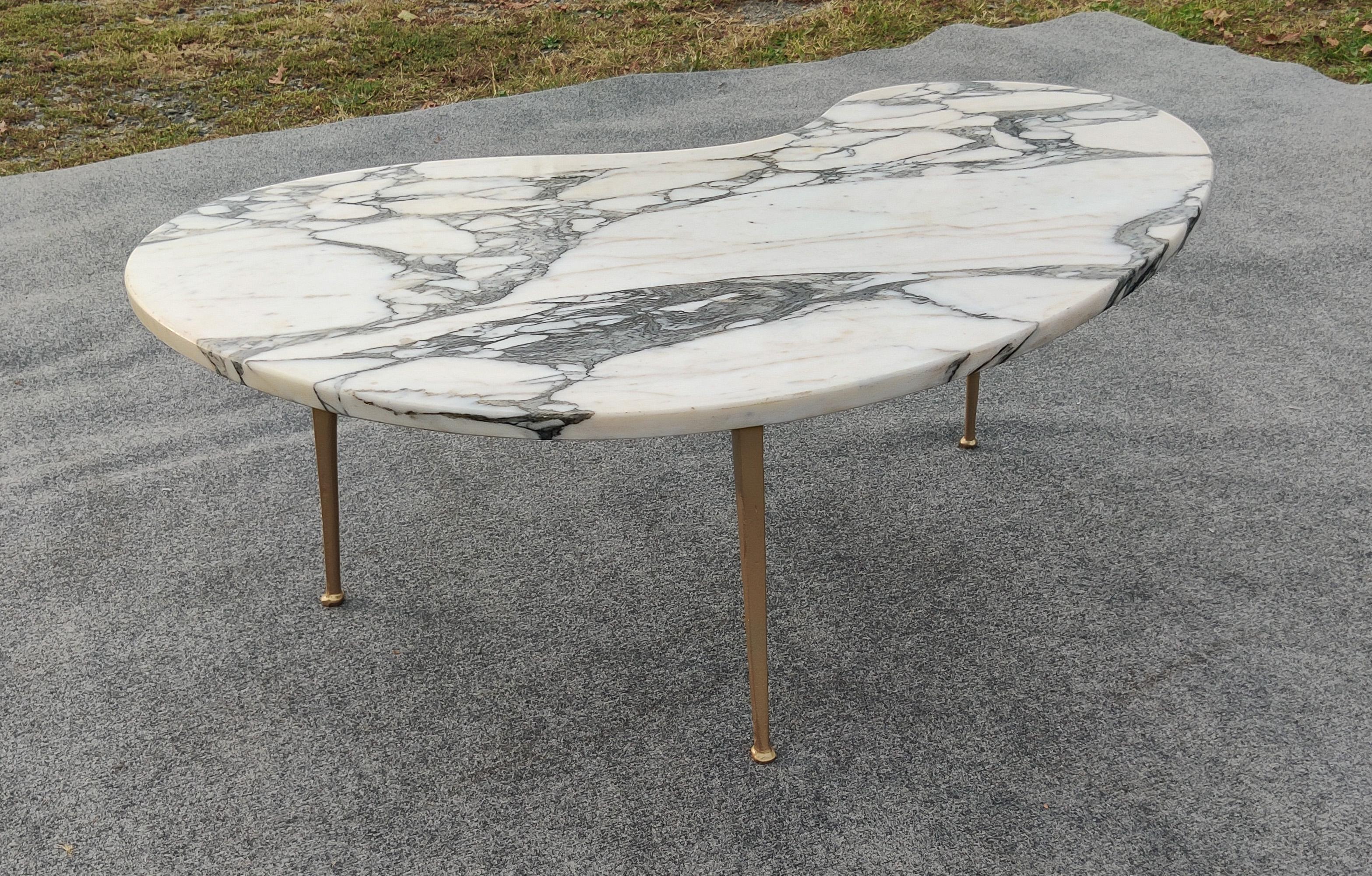 Table à café ou à cocktail en marbre italien Calacatta, moderne du milieu du siècle, pieds en laiton en vente 2