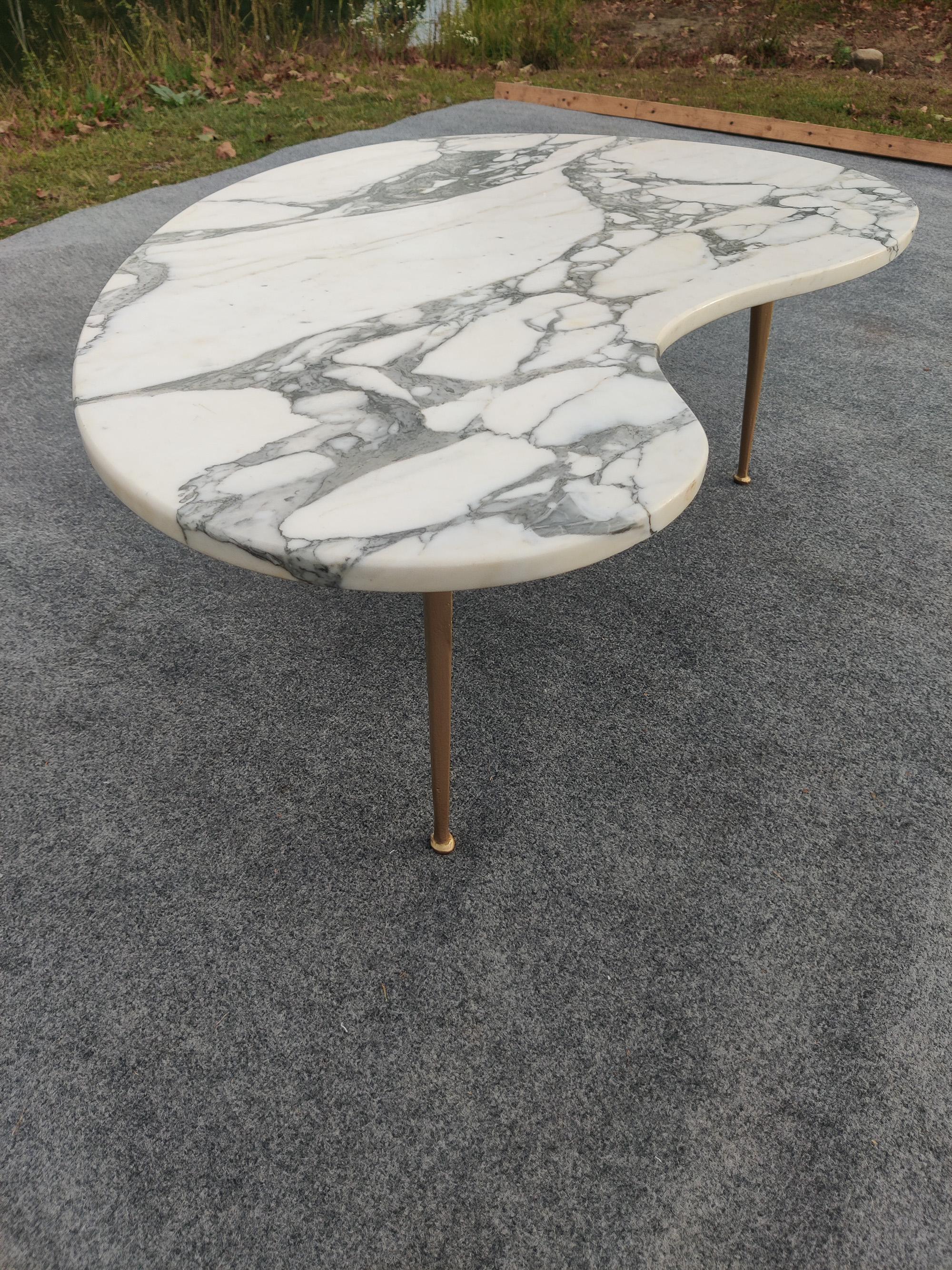 Table à café ou à cocktail en marbre italien Calacatta, moderne du milieu du siècle, pieds en laiton en vente 3