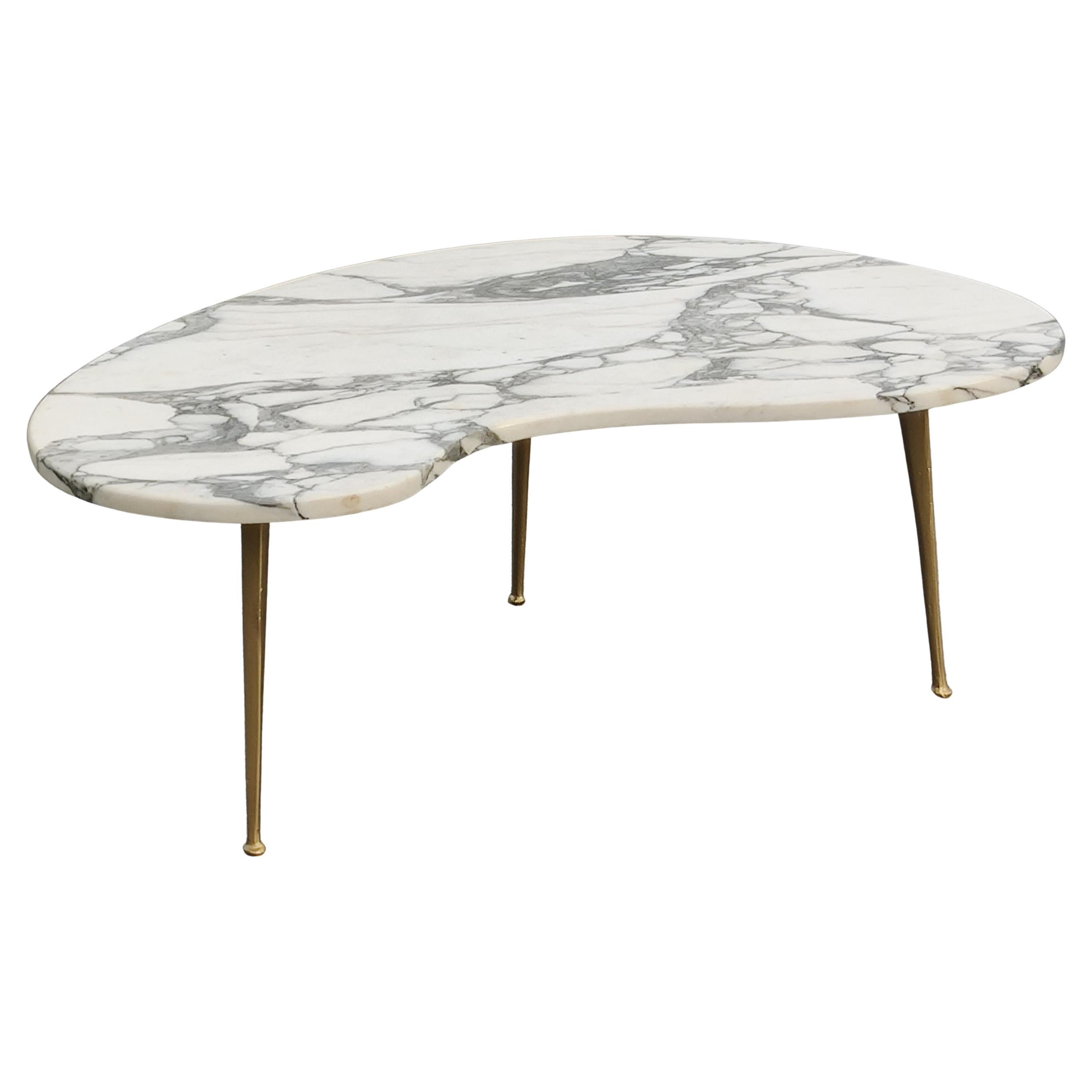 Table à café ou à cocktail en marbre italien Calacatta, moderne du milieu du siècle, pieds en laiton en vente