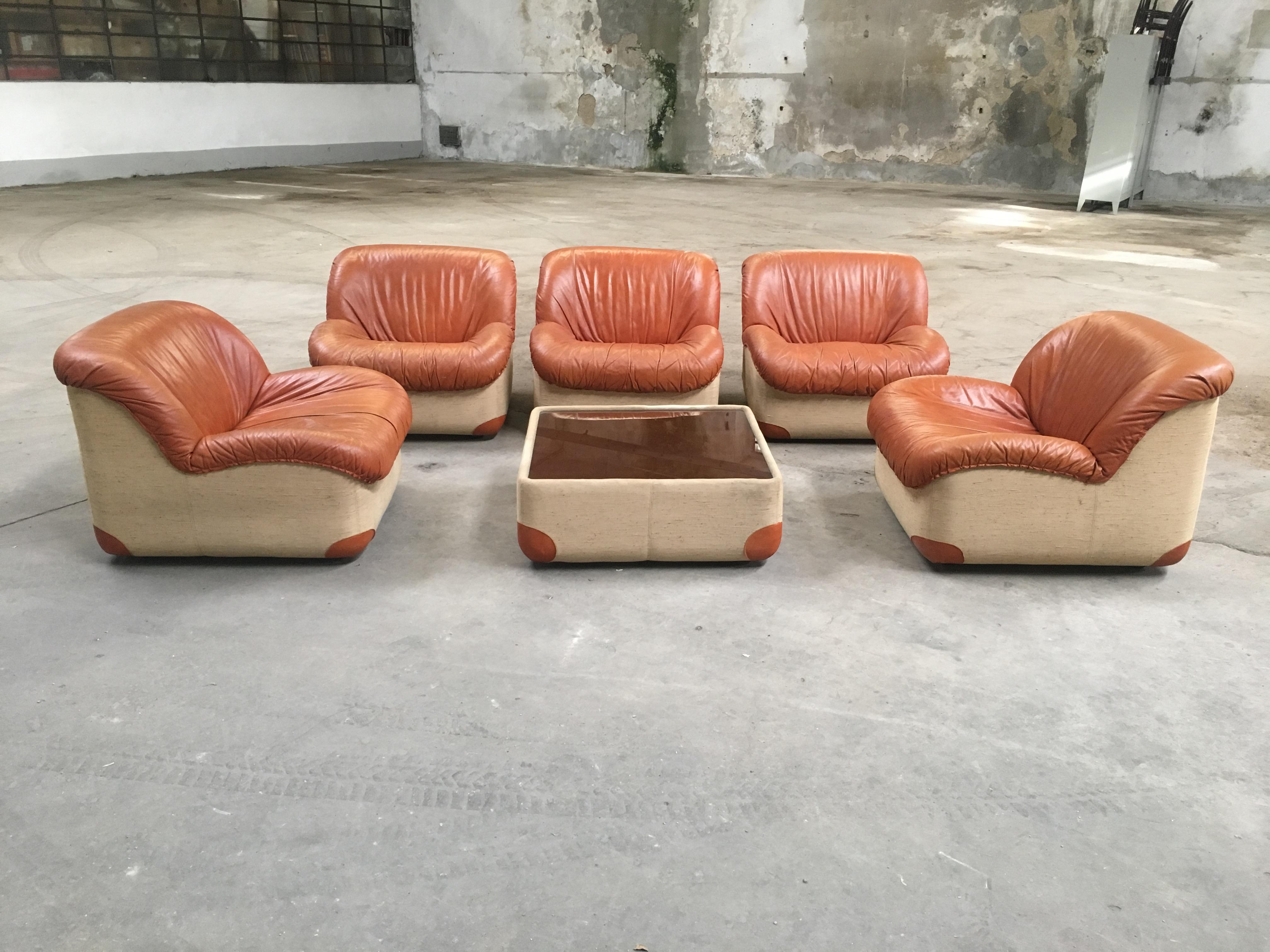 Mid-Century Modern Italian living room set with canvas and leather from 1970s.
This set consists of 5 canvas armchairs with leather seat and 1 coffee table with leather top covered with a glass.

Measures:
Armchairs: Width cm.80, depth cm.80,