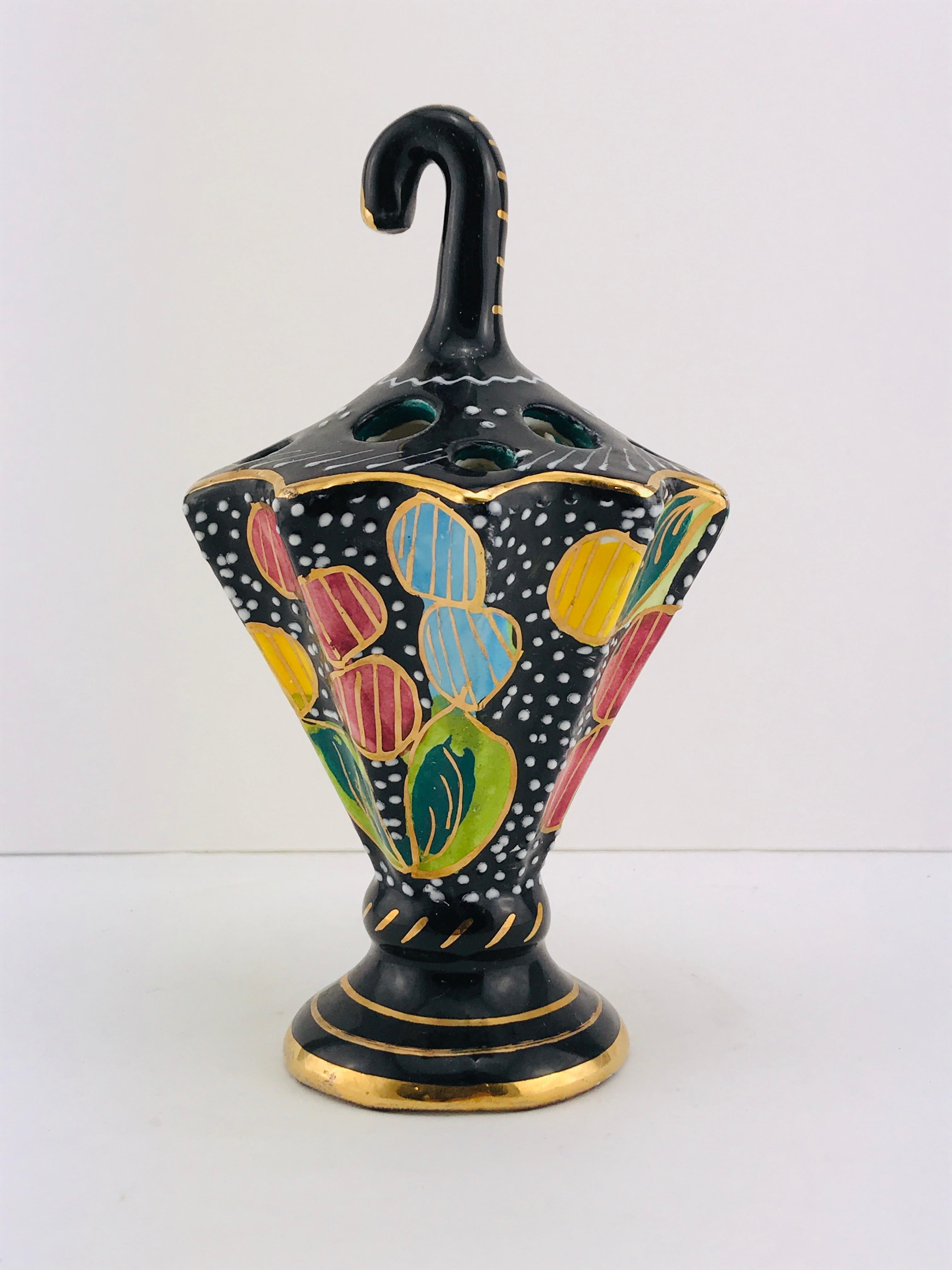 Belle céramique de Cima (Italie) probablement conçue comme porte-stylos, couleurs étonnantes et en très bon état.
  