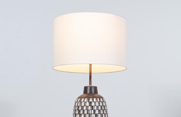 Mid-Century Modern Italian Ceramic Table Lamp In Excellent Condition For Sale In Los Angeles, CA