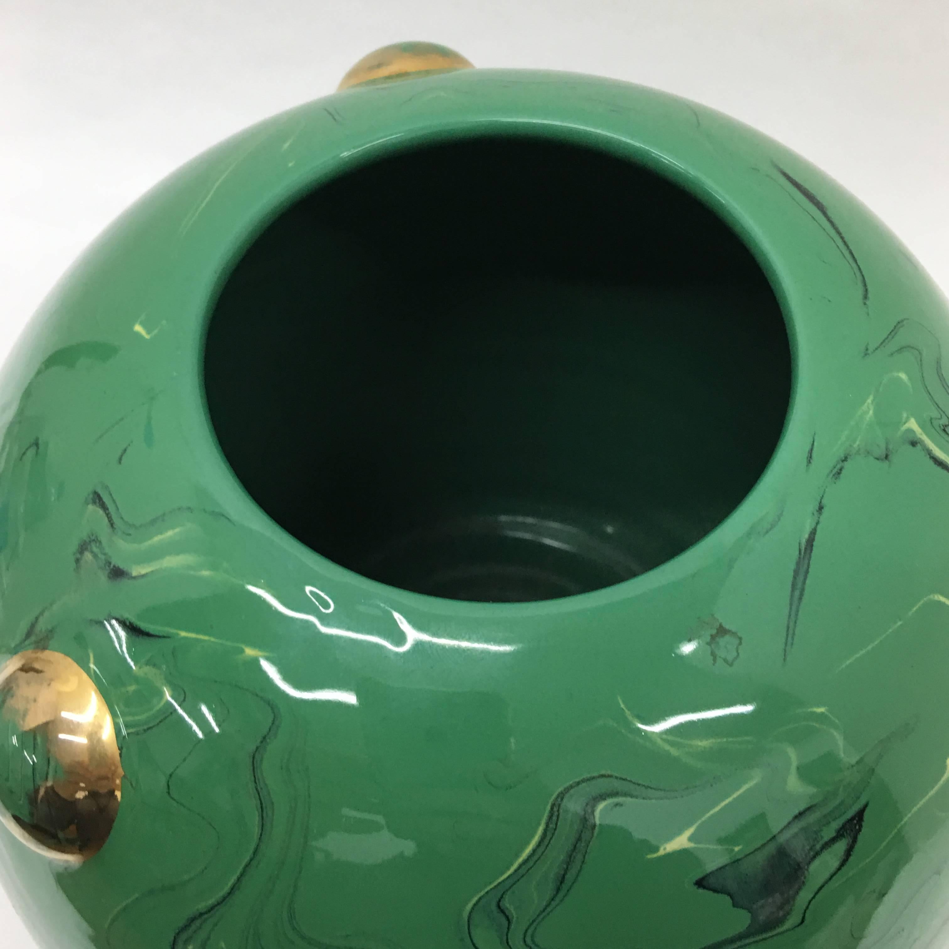 Amazing round ceramic vase, made in Florence in the 1950s, green marbled effect and gold, signed on the bottom Batignani.