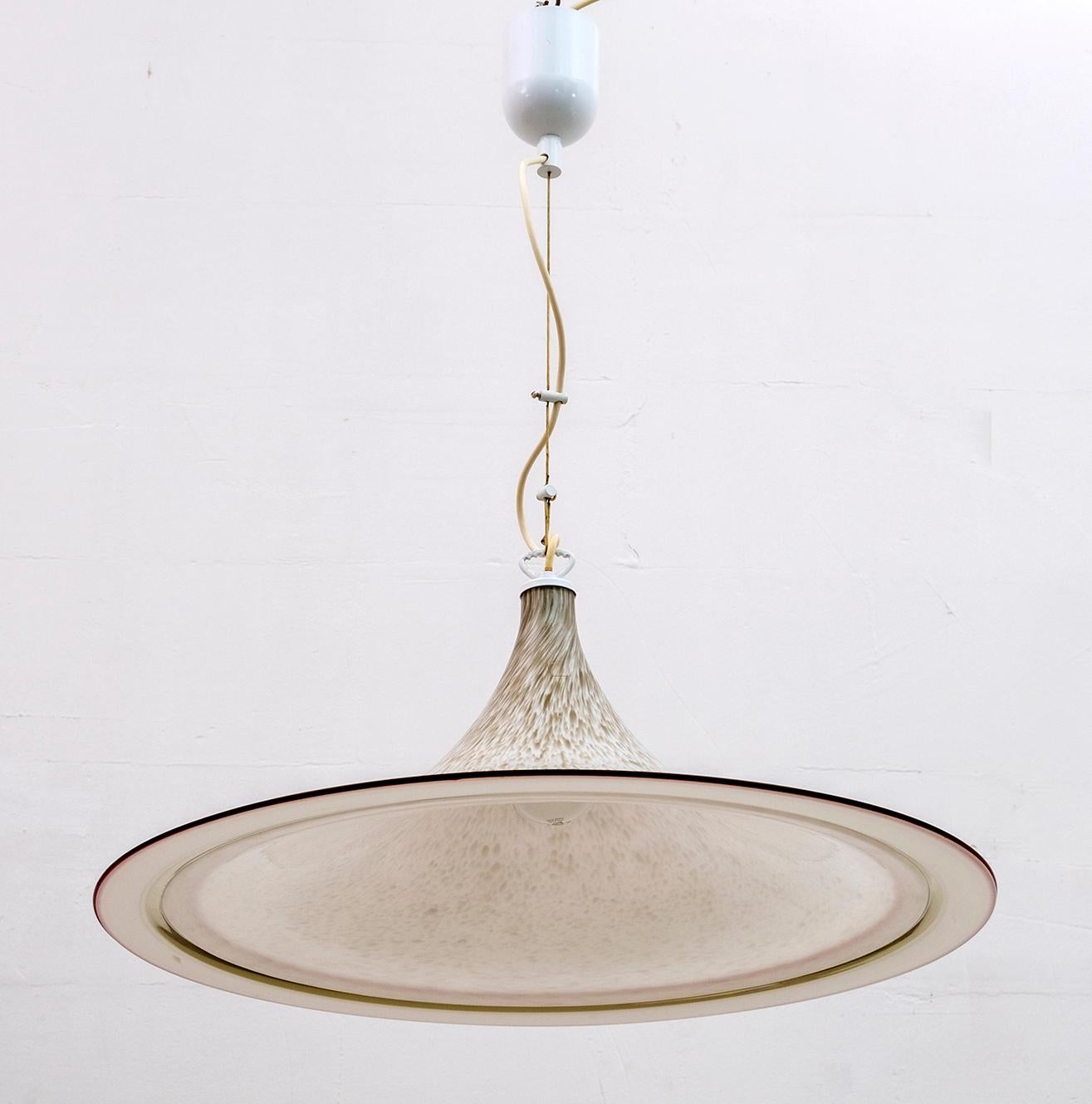Modern but elegant hat chandelier in Murano glass, a suspension to be placed on worktops or simply in the center of a room. Illuminate widely and evenly.

The plate alone measures 62cm in diameter x 25cm in height.