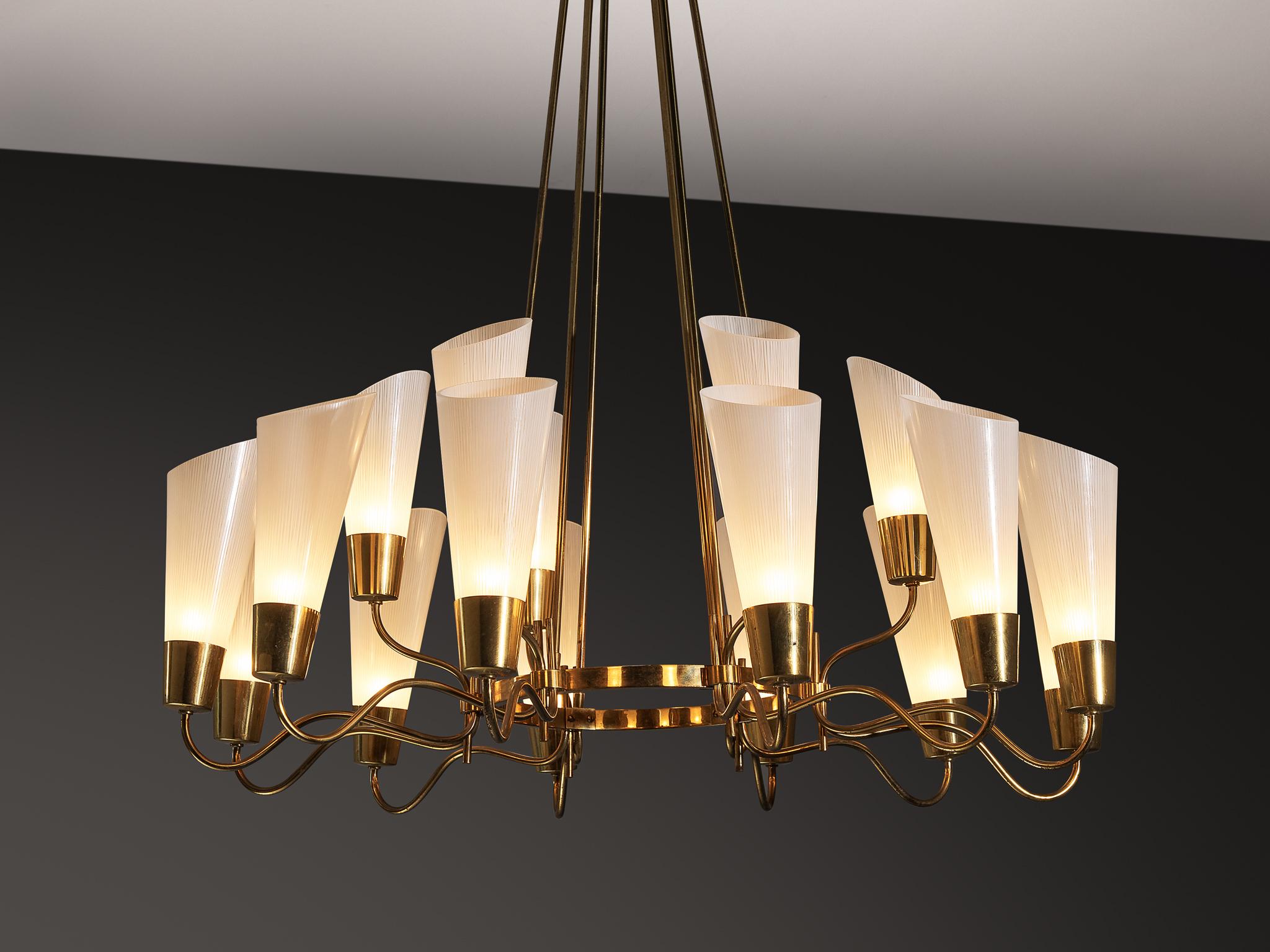 Mid-Century Modern Italian Chandelier in Brass and White Frosted Glass For Sale 3
