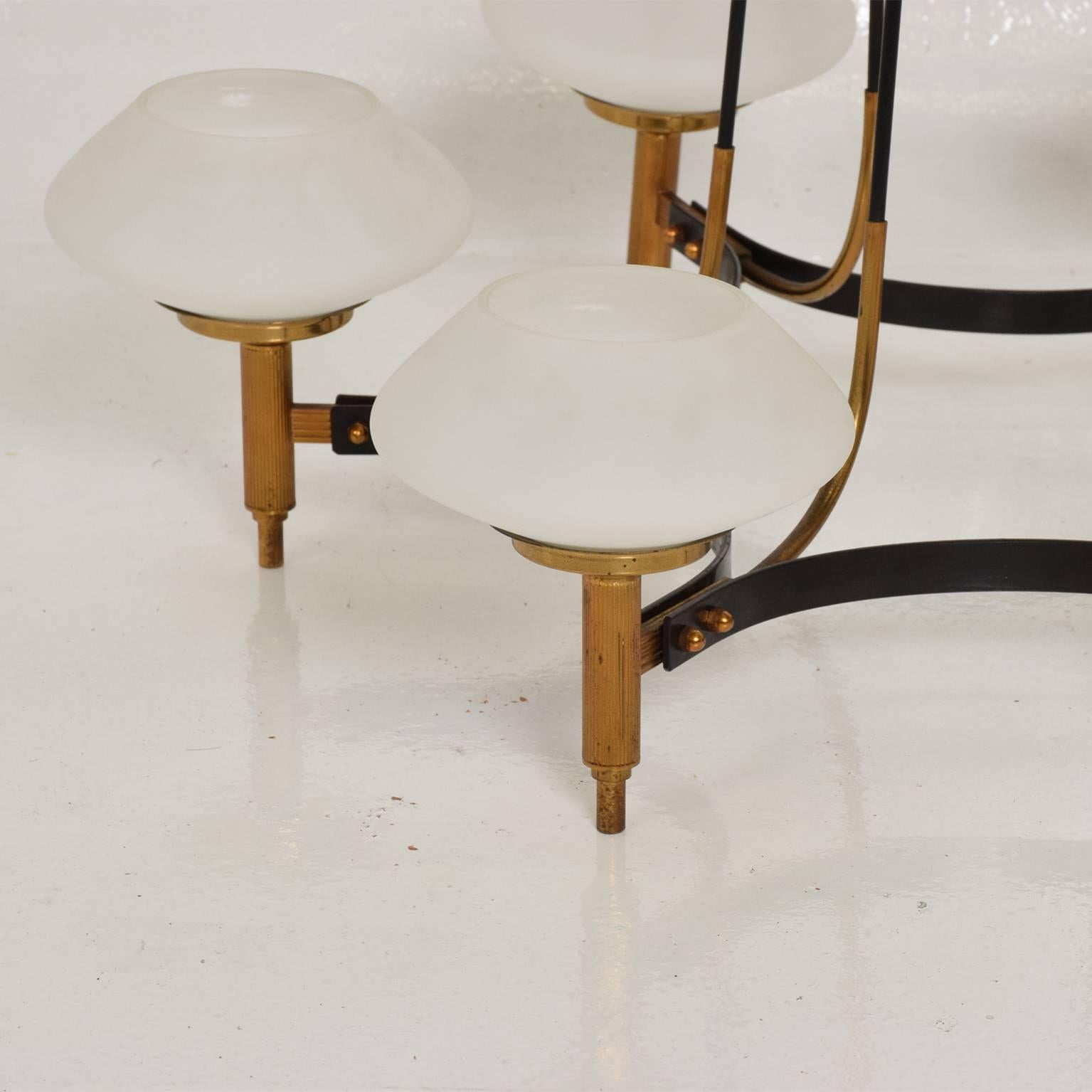 For your consideration an Italian Mid-Century Modern chandelier with a sculptural shape. Glass shades.
Dimensions: 32