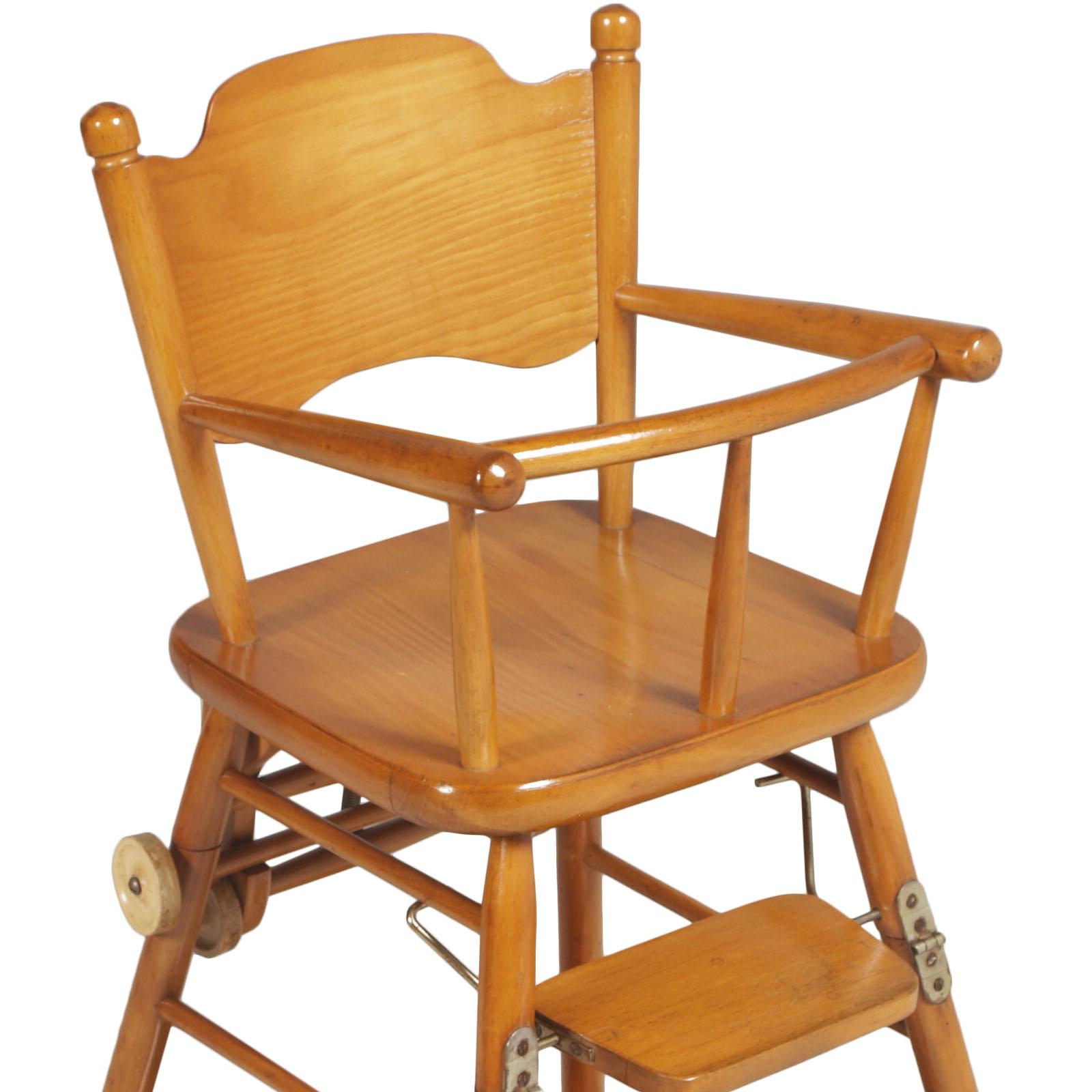 Chaise d'enfant italienne du milieu du siècle dernier, vers les années 1950, en bois de hêtre poli à la cire. Excellentes conditions.

Mesures : Chaise H 95\60, L 50, P 50
Table H 40, L 80, P 50.

      