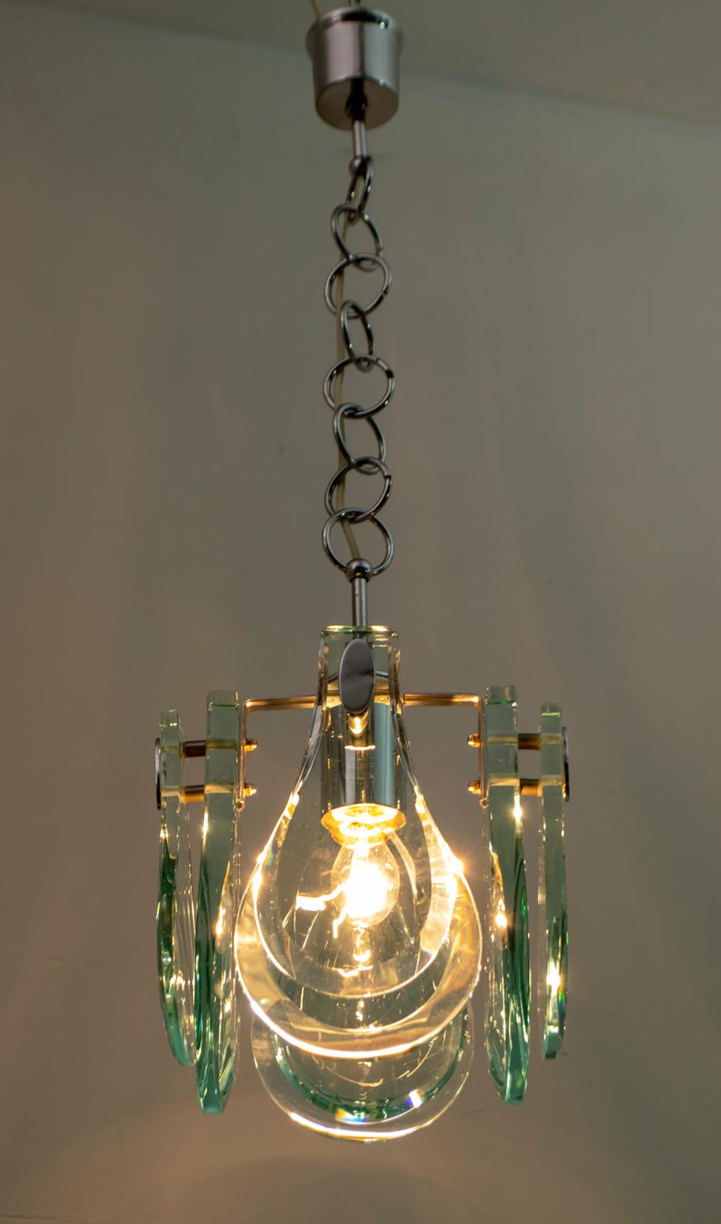 Suspension lamp in the Max Ingrand style, produced in Italy by Veca in the 1960s.
Eight drops in thick glass with chromed metal structure.
Measures: Height without chain, 25 cm.