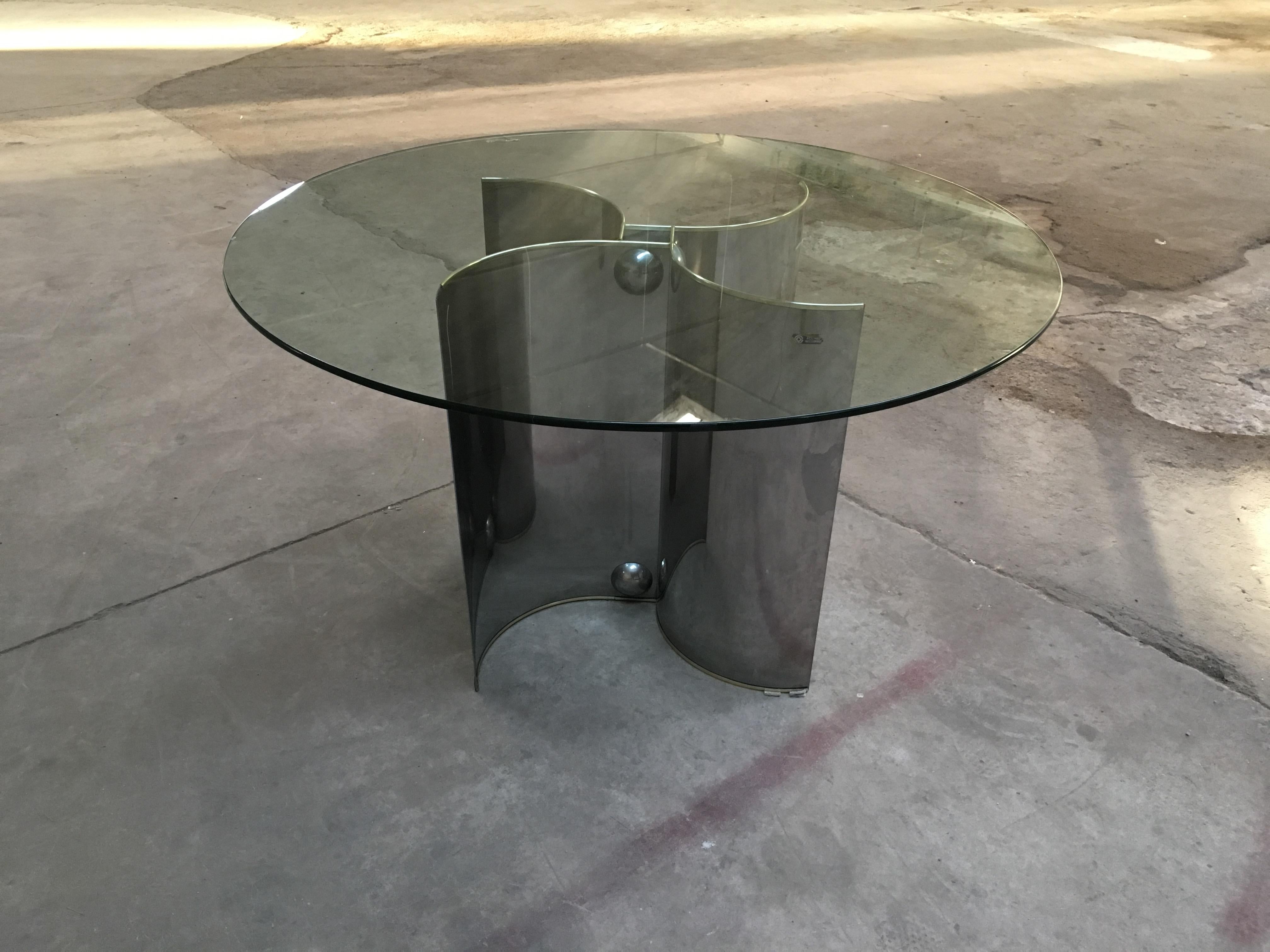 Mid-Century Modern Italian chrome stainless steel dining or center table with glass top and brass edges.
Table base measurements: cm. 60 x 60
Glass top measurements: Diameter cm. 130.