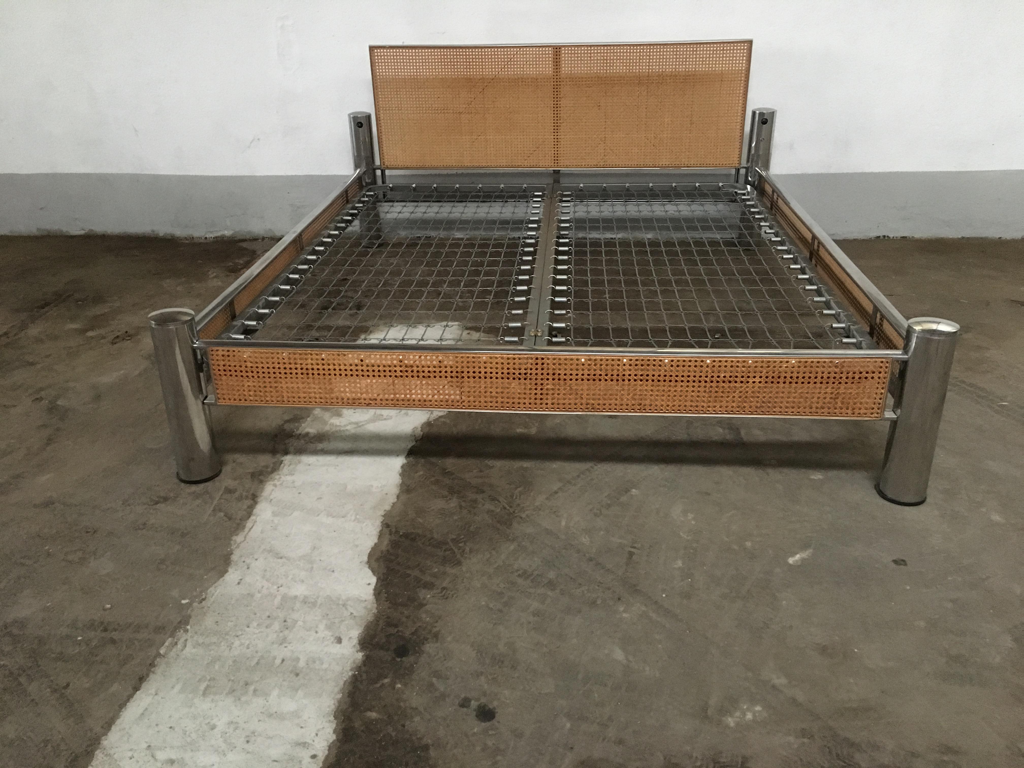 Mid-Century Modern Italian Chrome Bed with Vienna Straw and Lights, 1970s In Good Condition In Prato, IT
