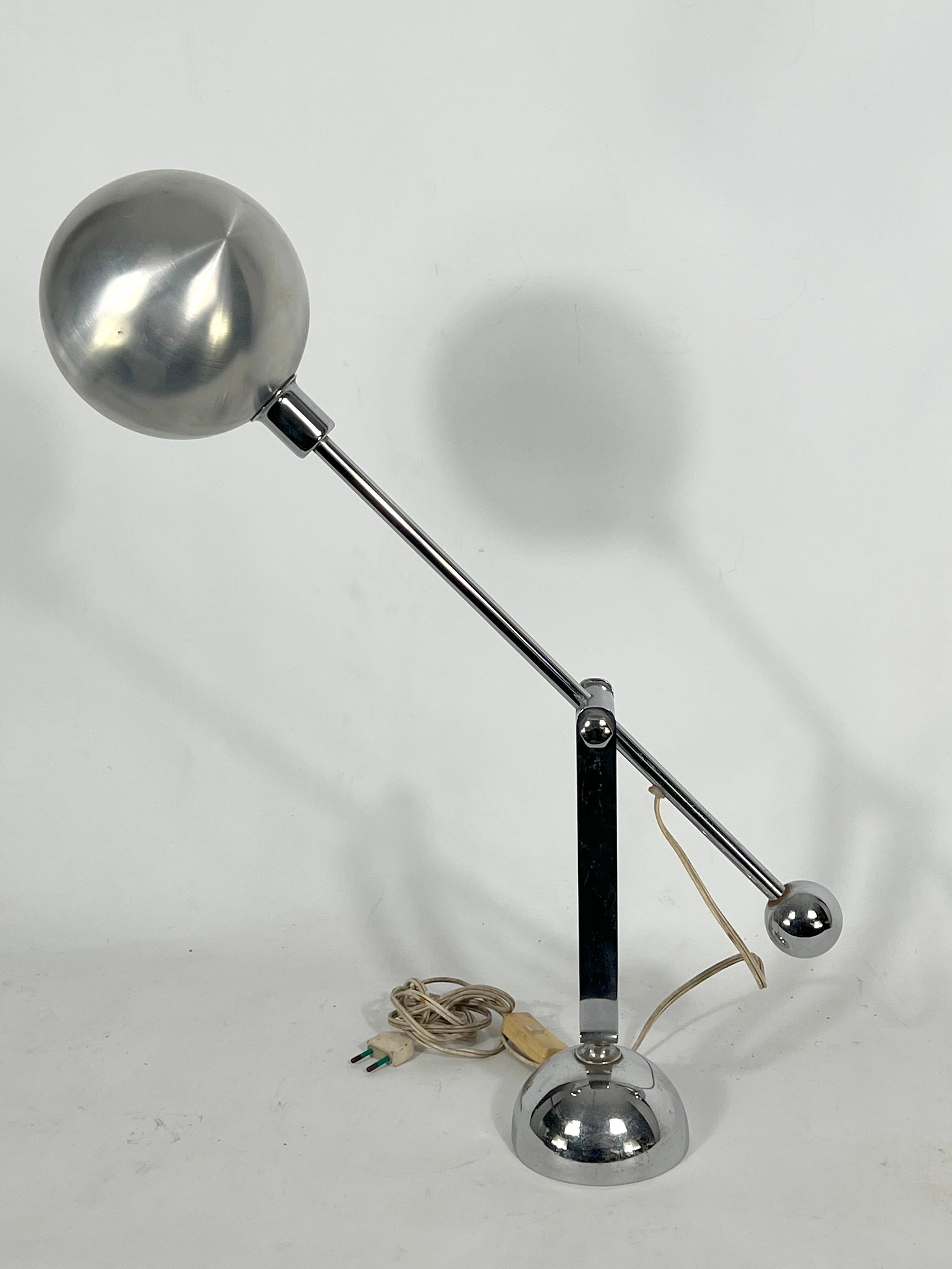 Moderne italienische Mid-Century Modern-Tischlampe aus Chrom mit Gegengewicht aus den 70er Jahren im Angebot 6