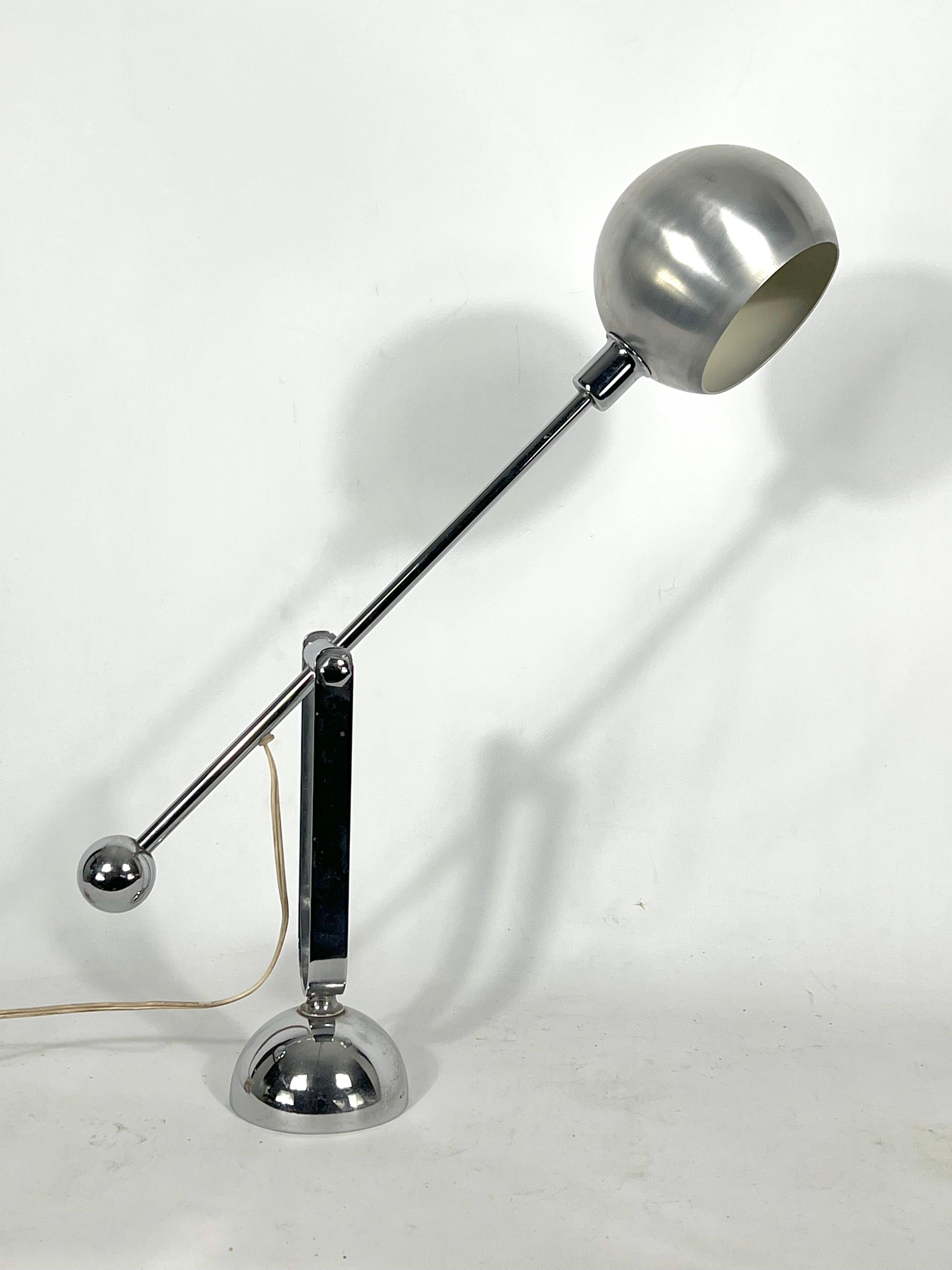 Moderne italienische Mid-Century Modern-Tischlampe aus Chrom mit Gegengewicht aus den 70er Jahren im Angebot 7
