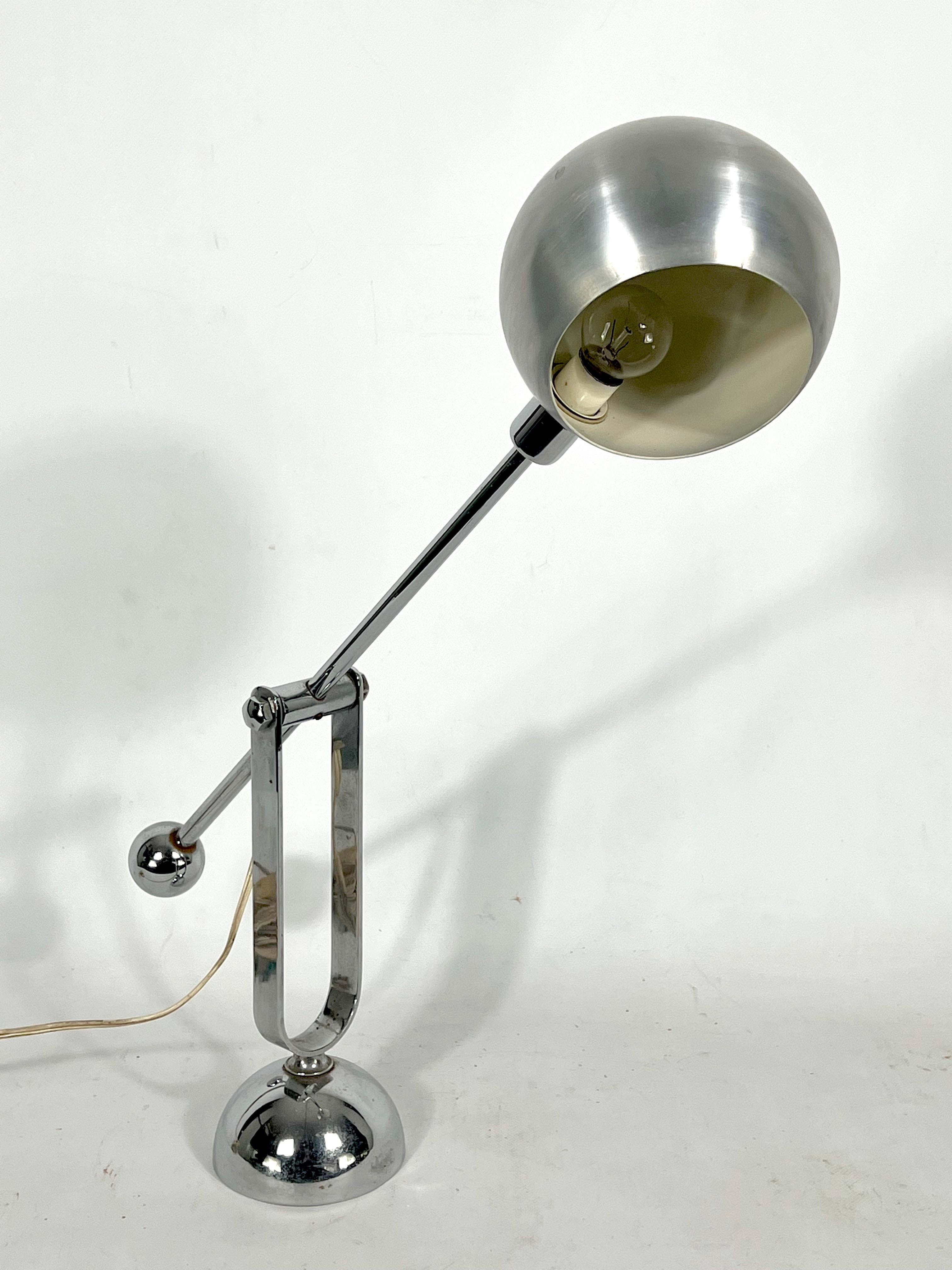 Moderne italienische Mid-Century Modern-Tischlampe aus Chrom mit Gegengewicht aus den 70er Jahren im Angebot 8