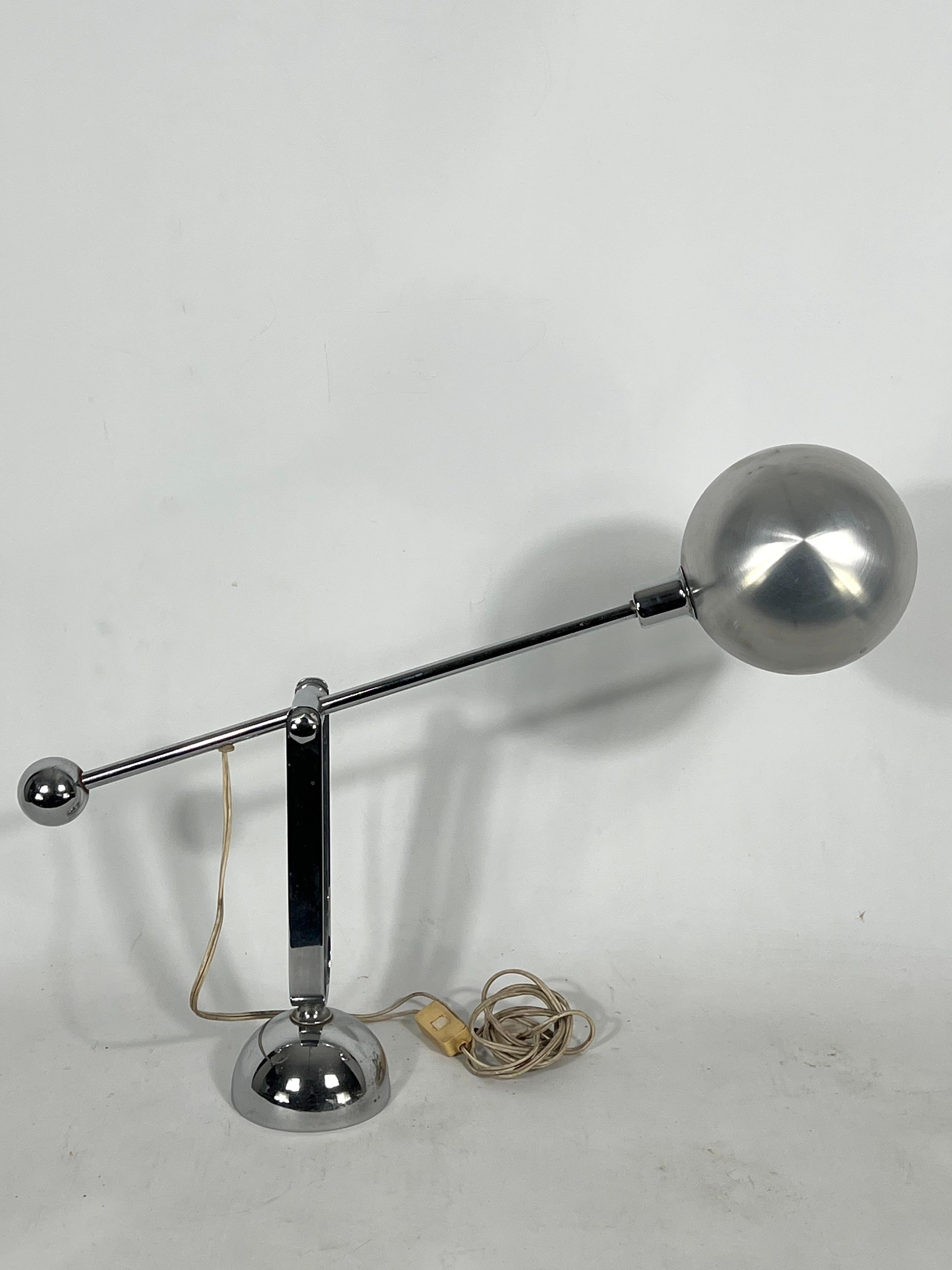 Moderne italienische Mid-Century Modern-Tischlampe aus Chrom mit Gegengewicht aus den 70er Jahren im Zustand „Gut“ im Angebot in Catania, CT