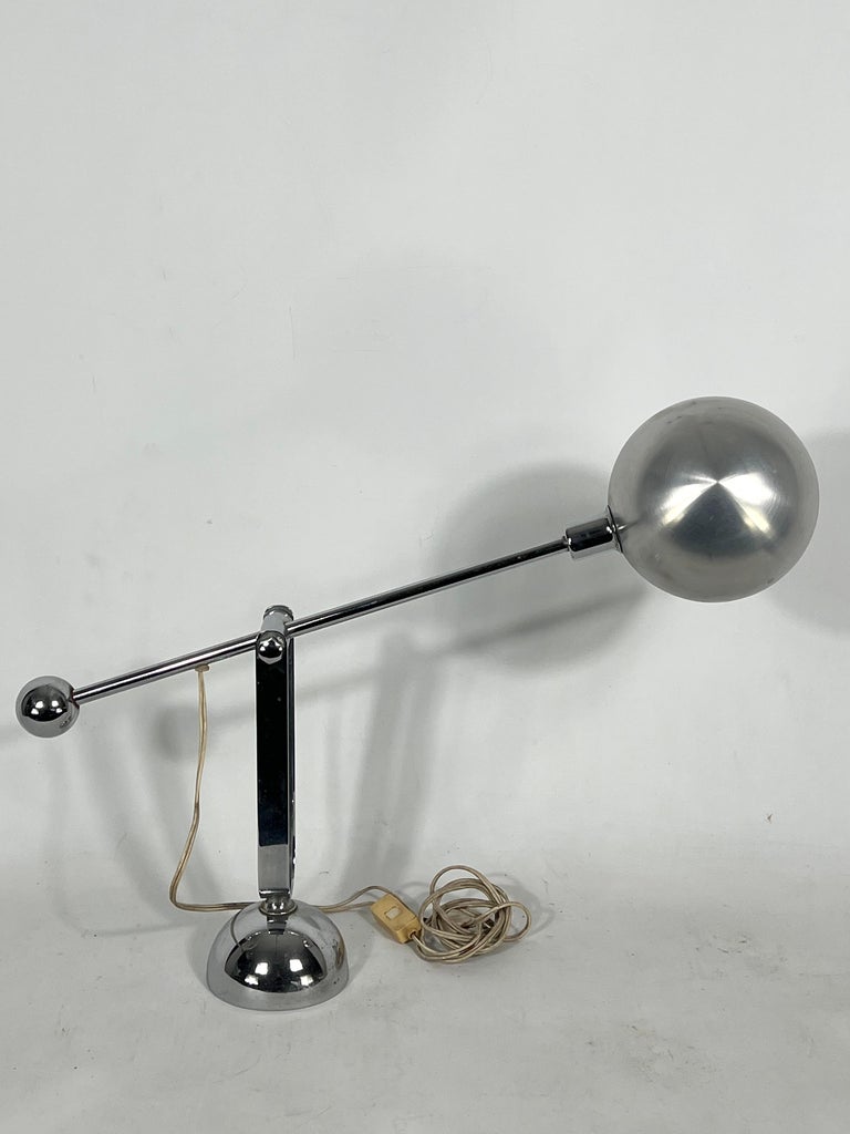 Mid-Century Modern Italian Chrome Counterweight Table Lamp from 70s In Good Condition For Sale In Catania, CT