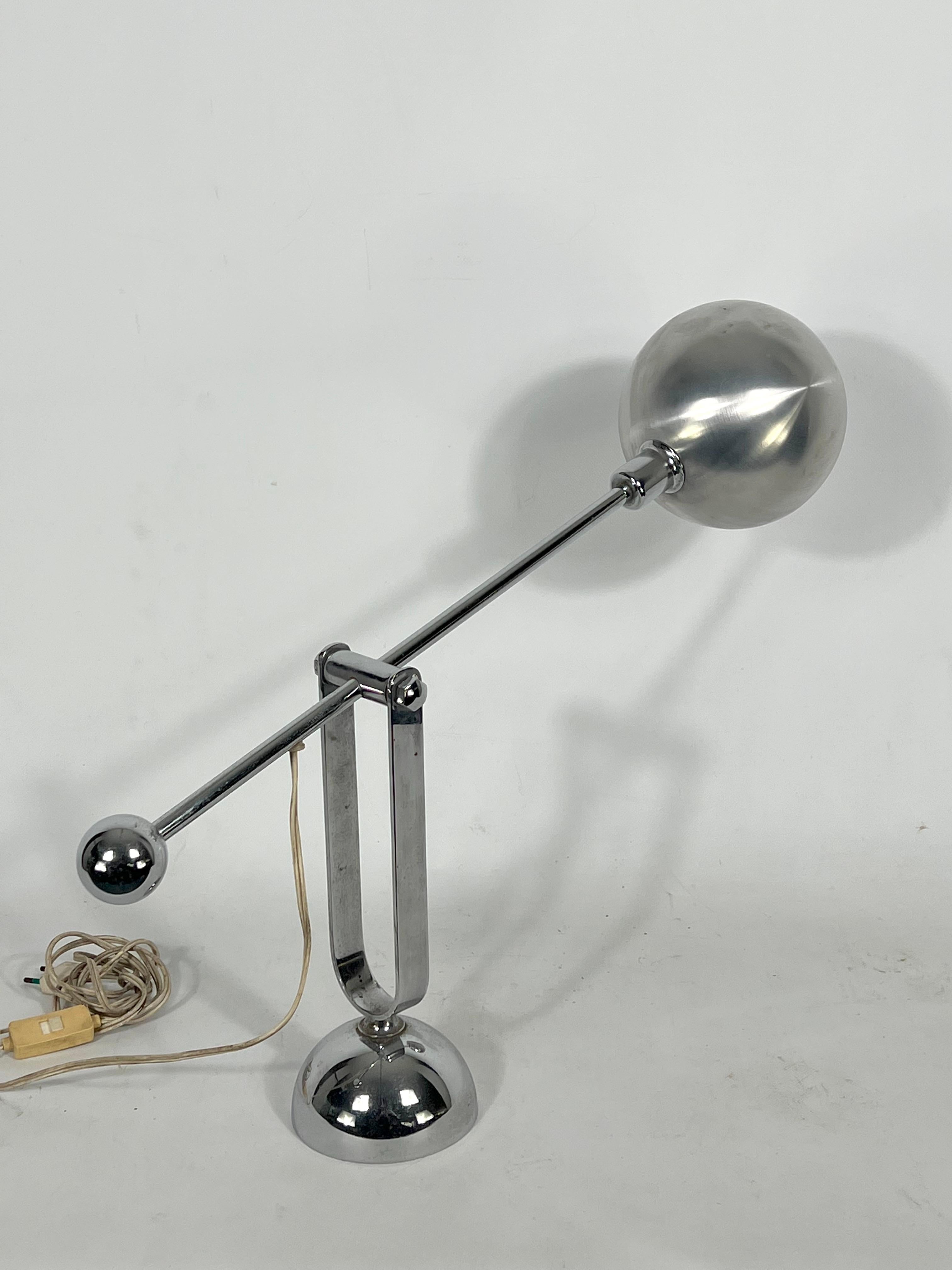 Moderne italienische Mid-Century Modern-Tischlampe aus Chrom mit Gegengewicht aus den 70er Jahren (20. Jahrhundert) im Angebot