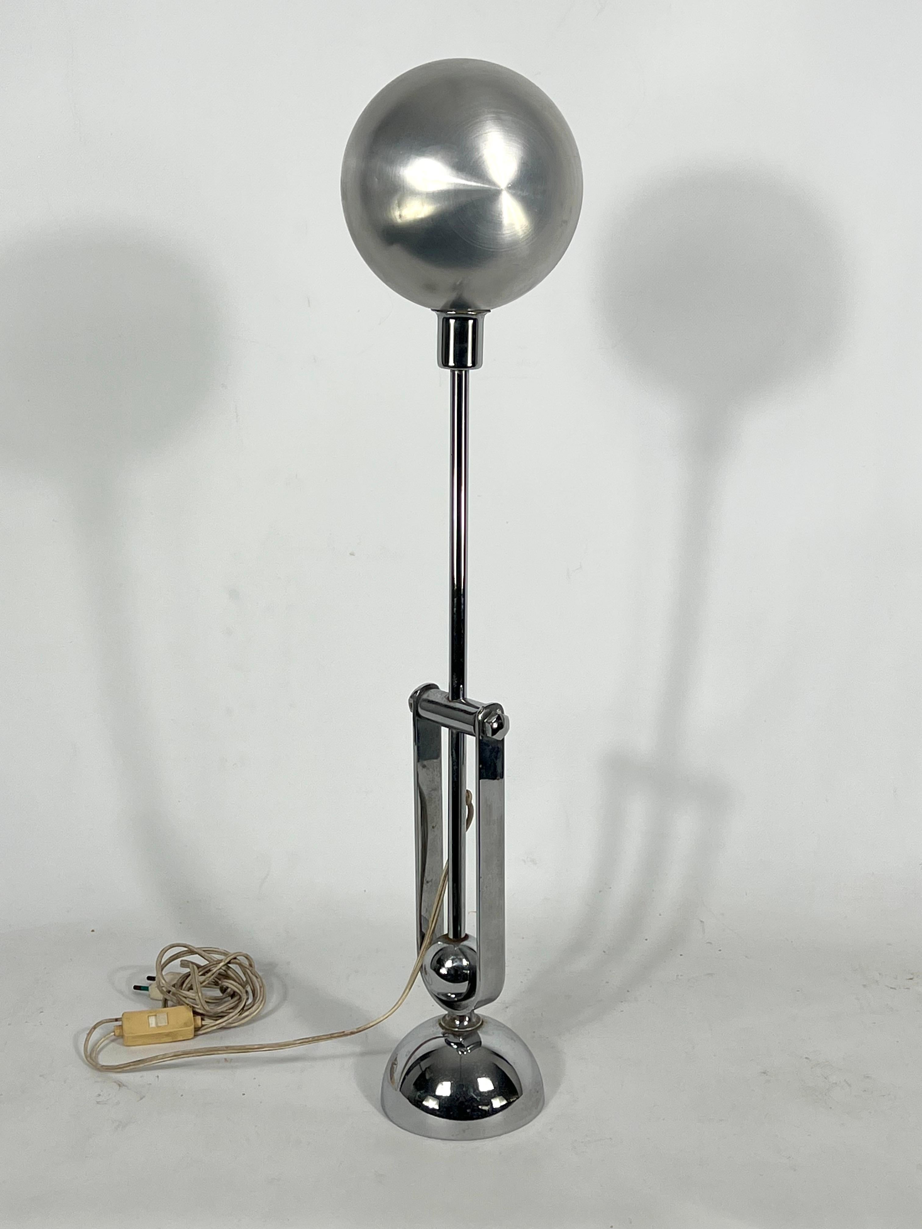 Lampe de bureau à contrepoids chromée italienne mi-siècle moderne, années 70 Bon état - En vente à Catania, CT