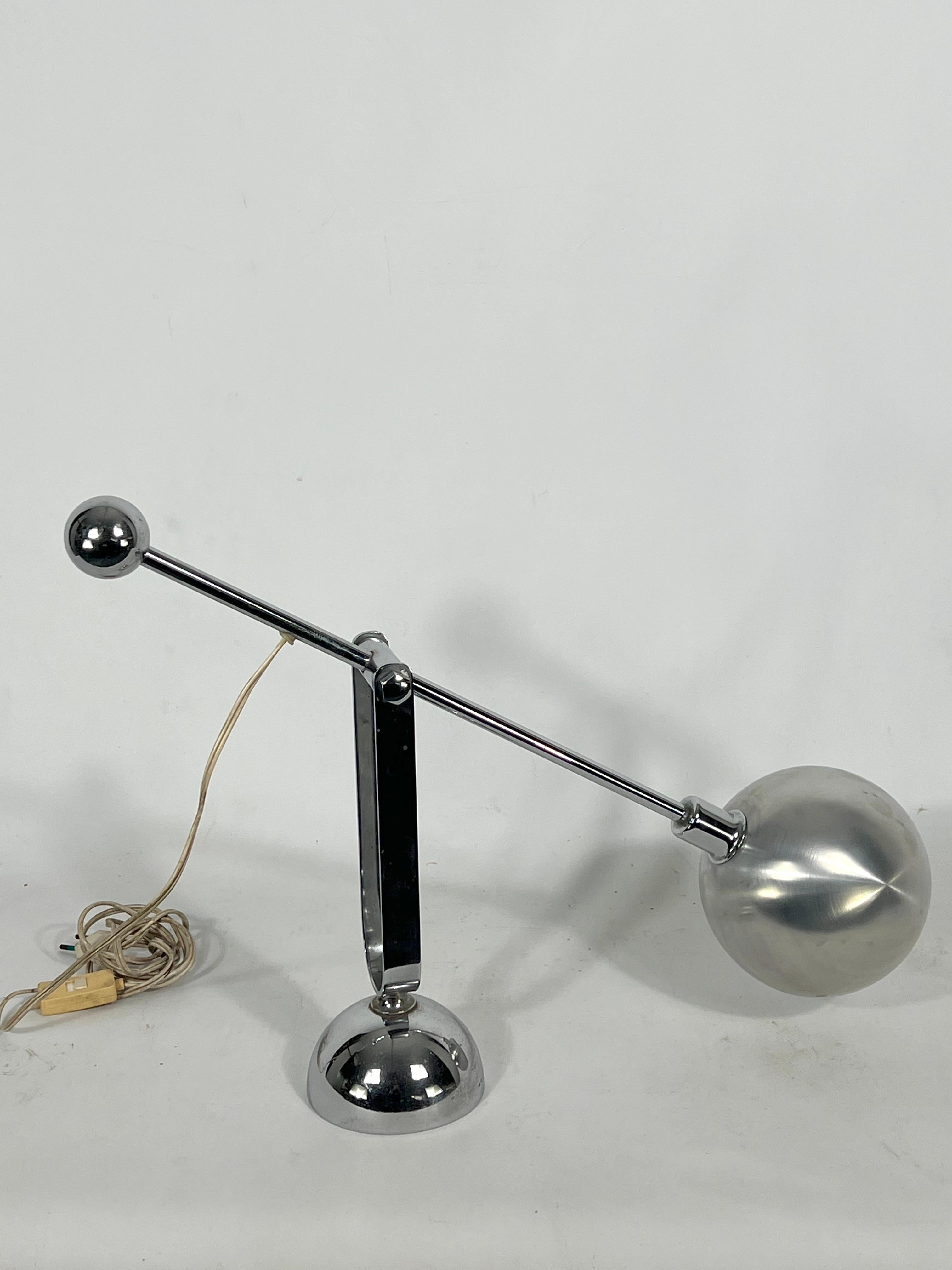 Moderne italienische Mid-Century Modern-Tischlampe aus Chrom mit Gegengewicht aus den 70er Jahren im Angebot 2