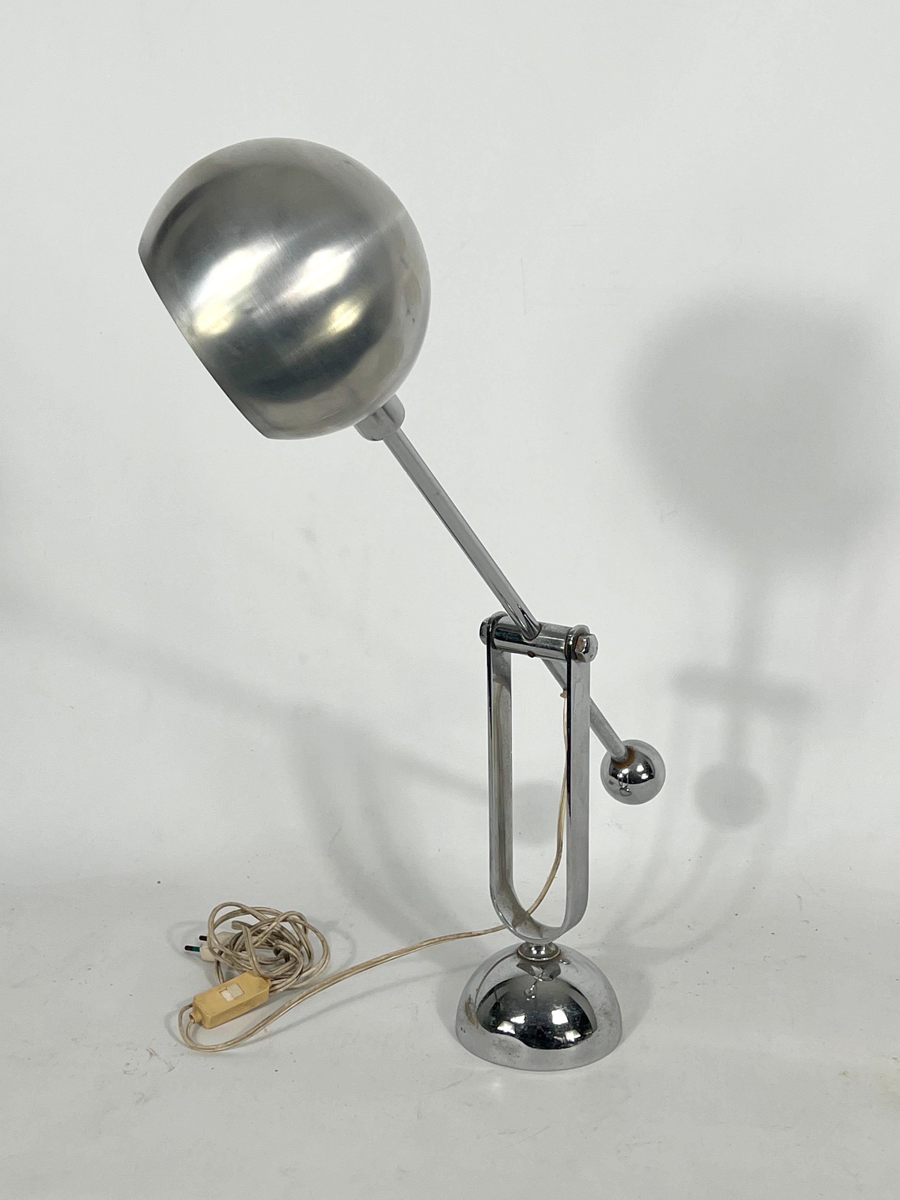 Moderne italienische Mid-Century Modern-Tischlampe aus Chrom mit Gegengewicht aus den 70er Jahren im Angebot 4