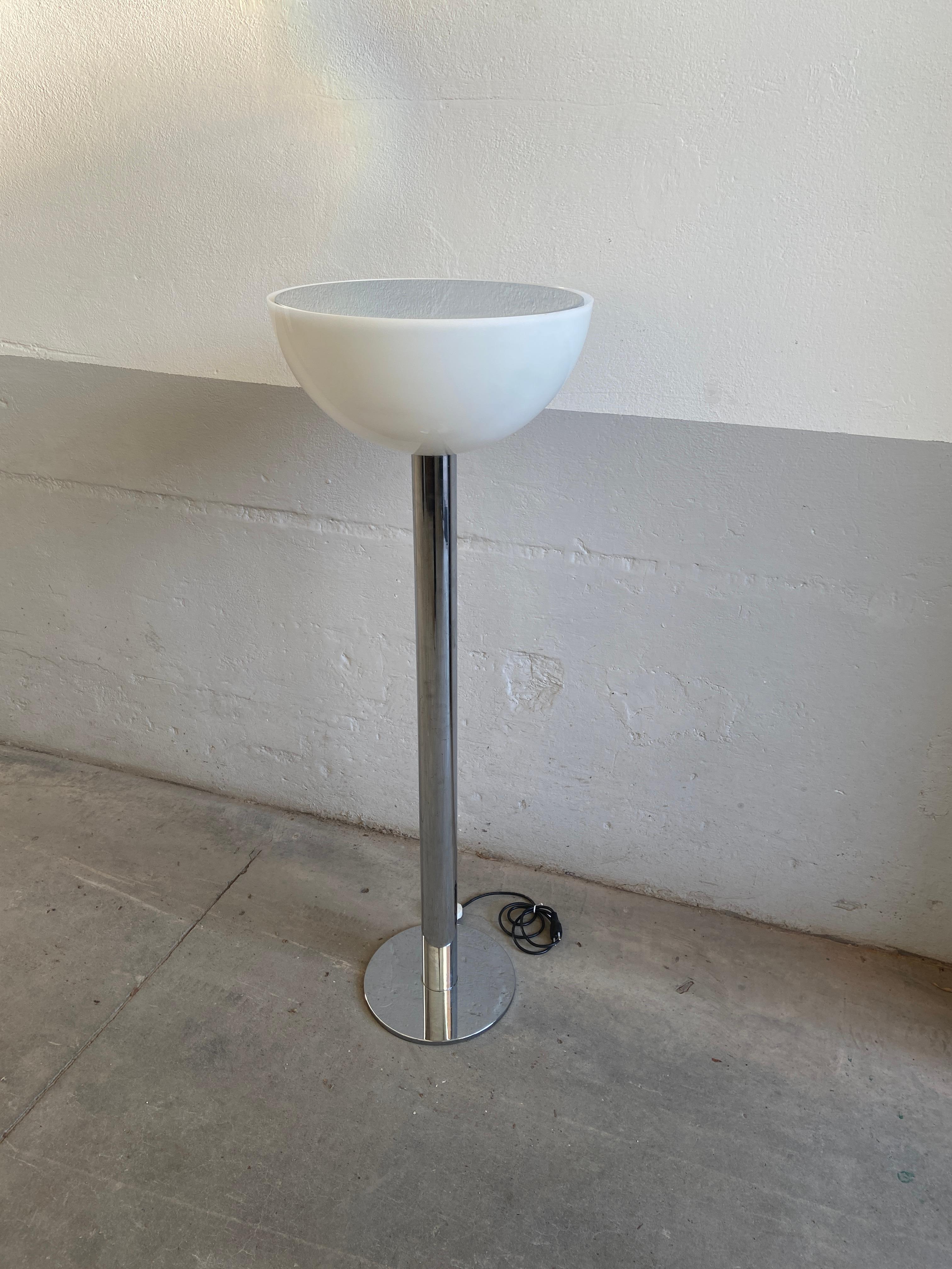Mid-Century Modern Italian chrome floor lamp with white acrylic lampshade.
The lampshade has a mirrored top to hide the light bulb
The lamp is in very good vintage conditions and has European electrification.