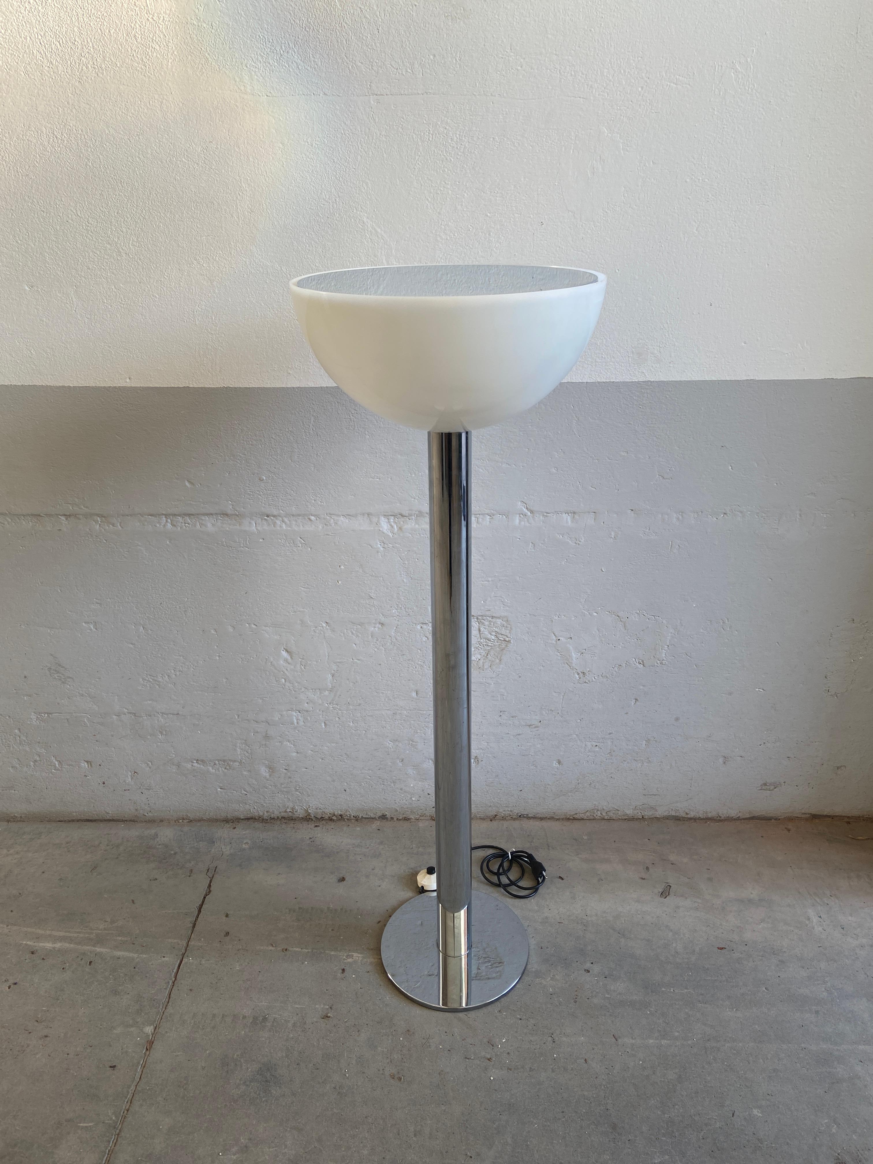 Mid-Century Modern Italian Chrome Floor Lamp with Acrylic Lampshade, 1970s In Good Condition For Sale In Prato, IT