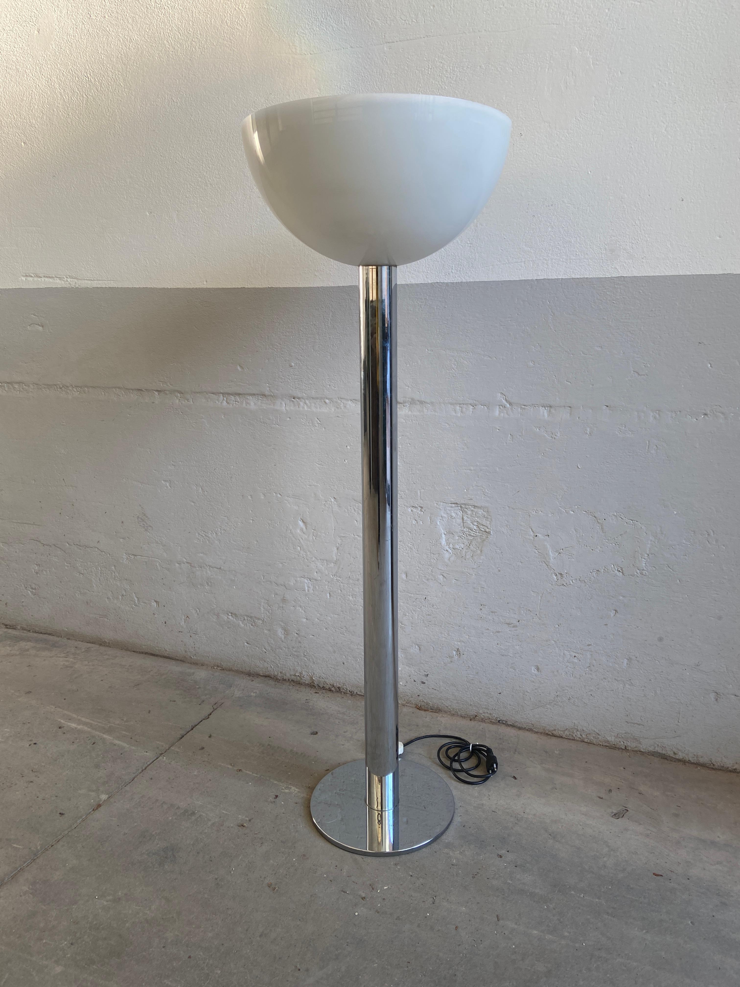 Mid-Century Modern Italian Chrome Floor Lamp with Acrylic Lampshade, 1970s For Sale 4