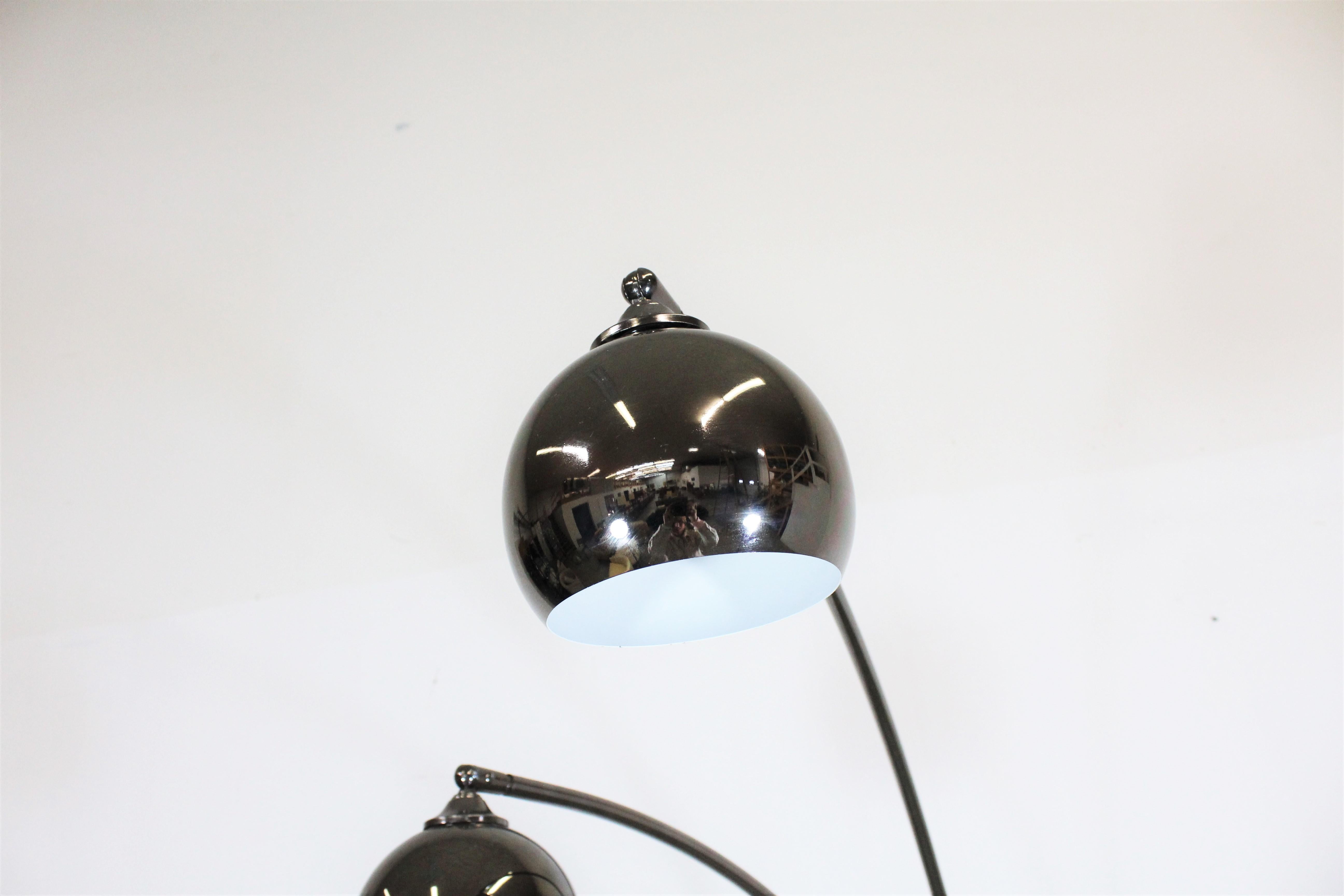Mid-Century Modern-Stehlampe aus italienischem Chrom und Marmor im Guzzini-Stil mit drei Armen (Moderne der Mitte des Jahrhunderts) im Angebot