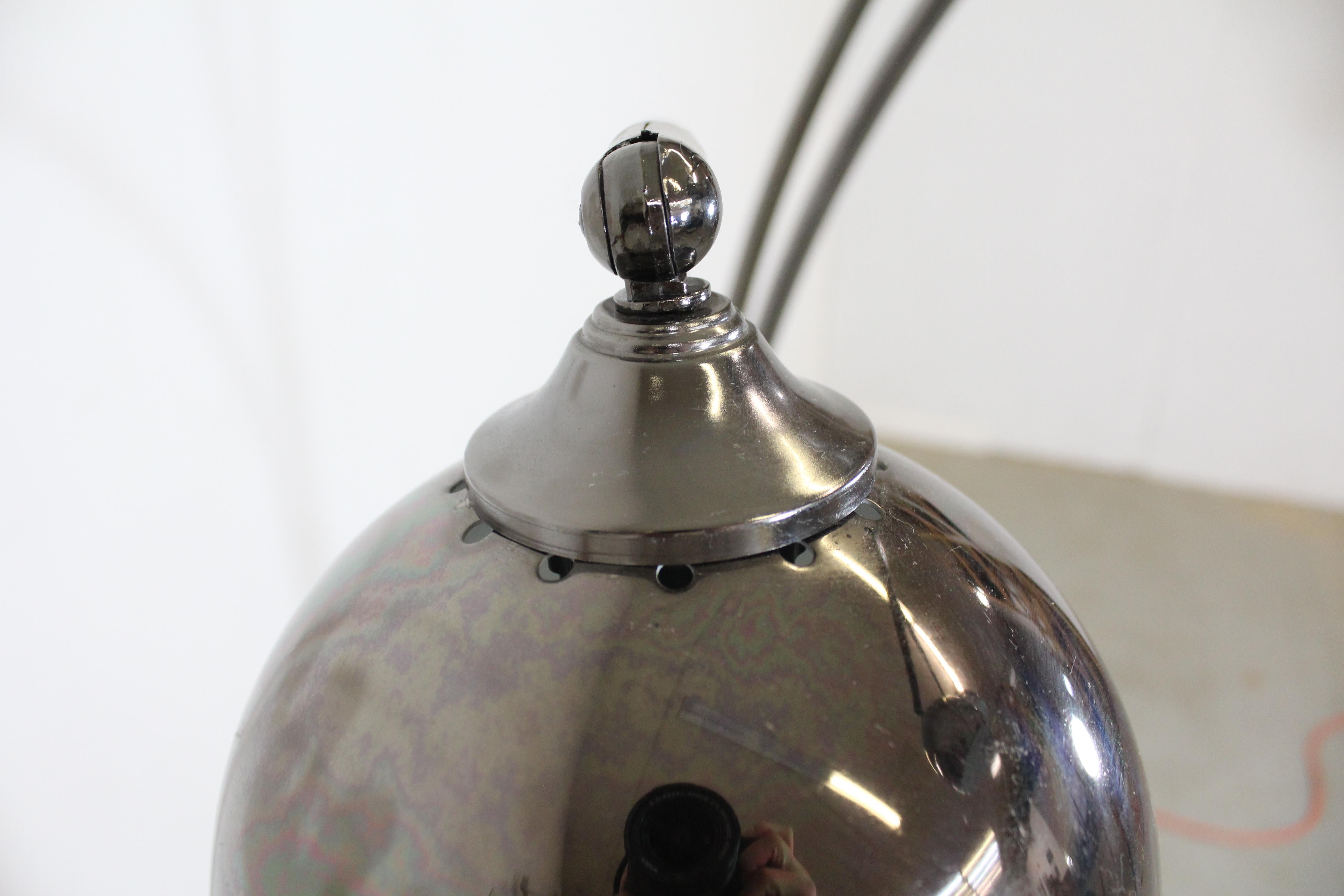 Mid-Century Modern-Stehlampe aus italienischem Chrom und Marmor im Guzzini-Stil mit drei Armen im Angebot 2