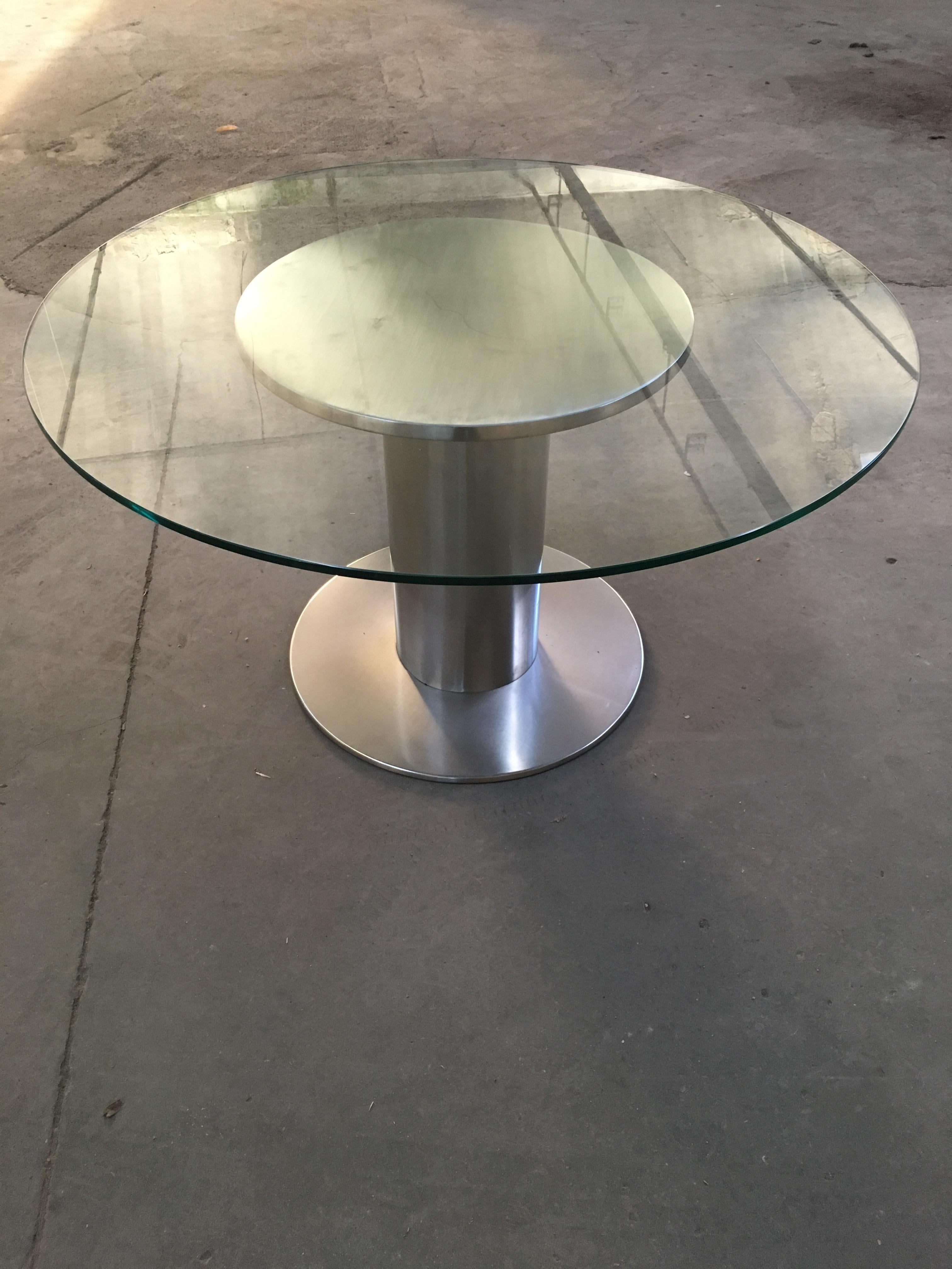 Table de salle à manger ou d'appoint en acier inoxydable chromé, de style italien moderne du milieu du siècle, avec plateau en verre rond.