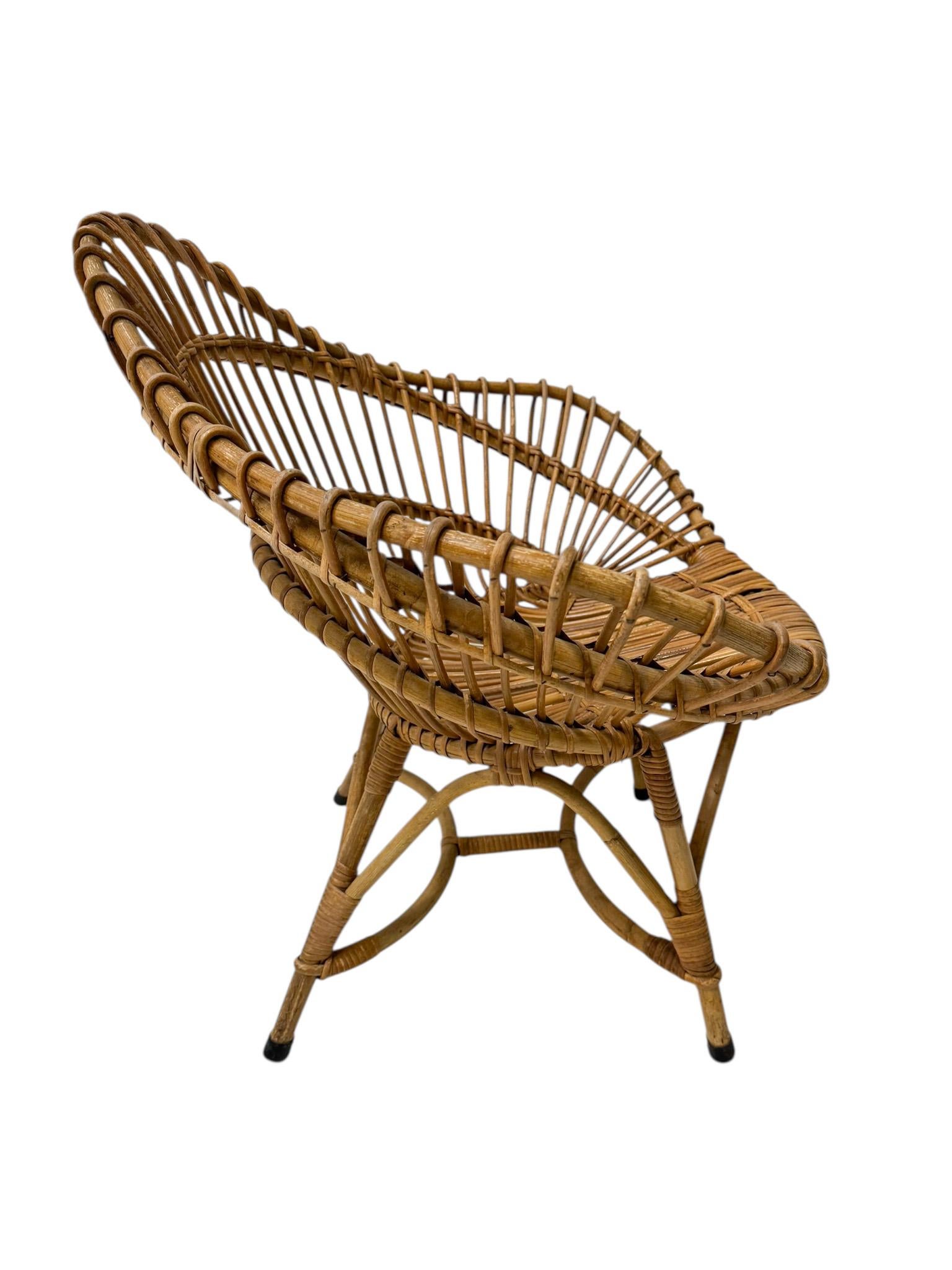 Stunning and elegant Mid-Century Modern club chair.
Striking Italian design from the 1960s.
Original bamboo and rattan frame.
Elegant and sleek design and rare because of the shape and size.
This wonderful Mid-Century Modern club chair is in very