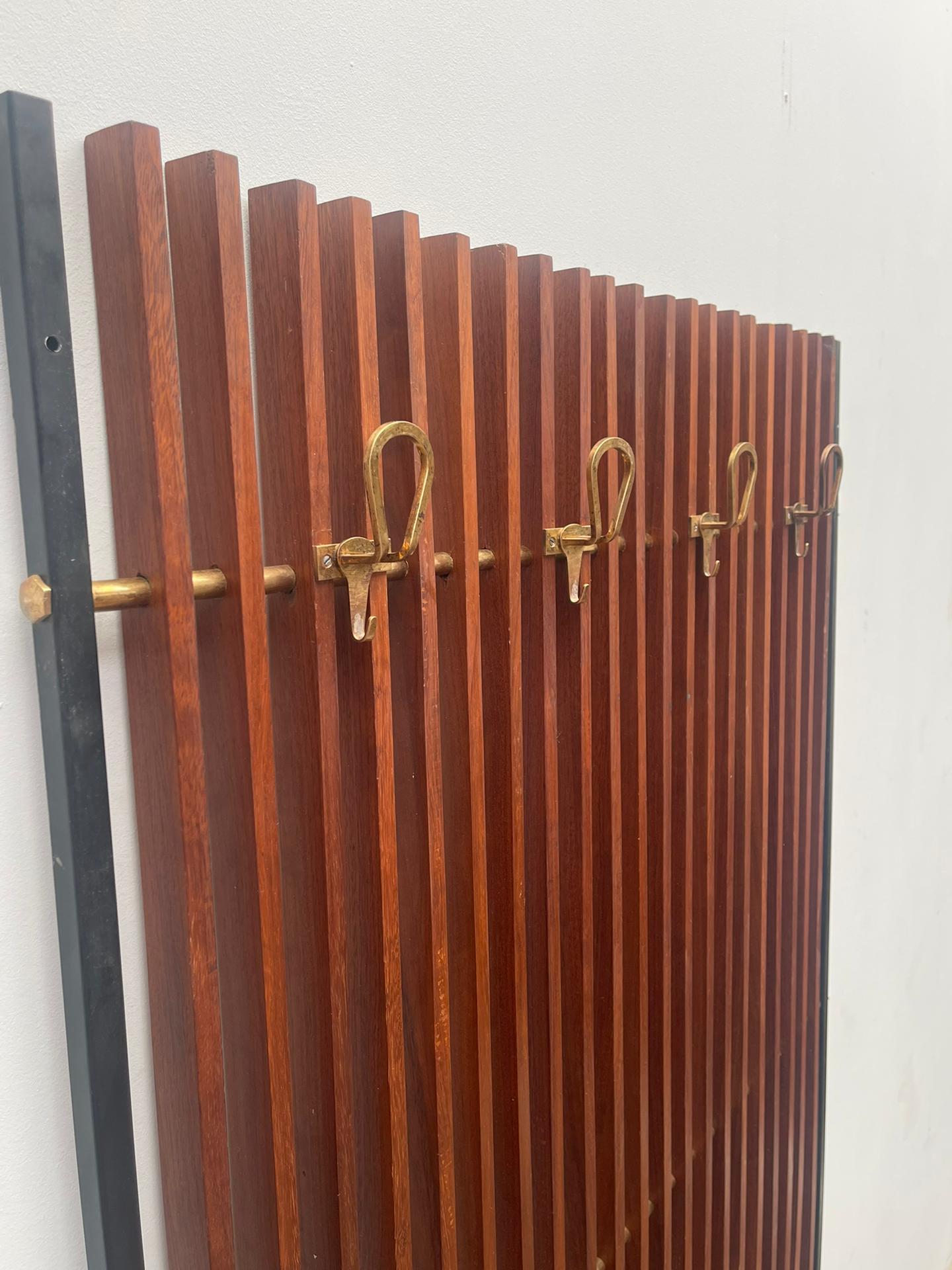 Mid-Century Modern Italian Coat Rack, Wood and Brass In Good Condition In Brussels, BE