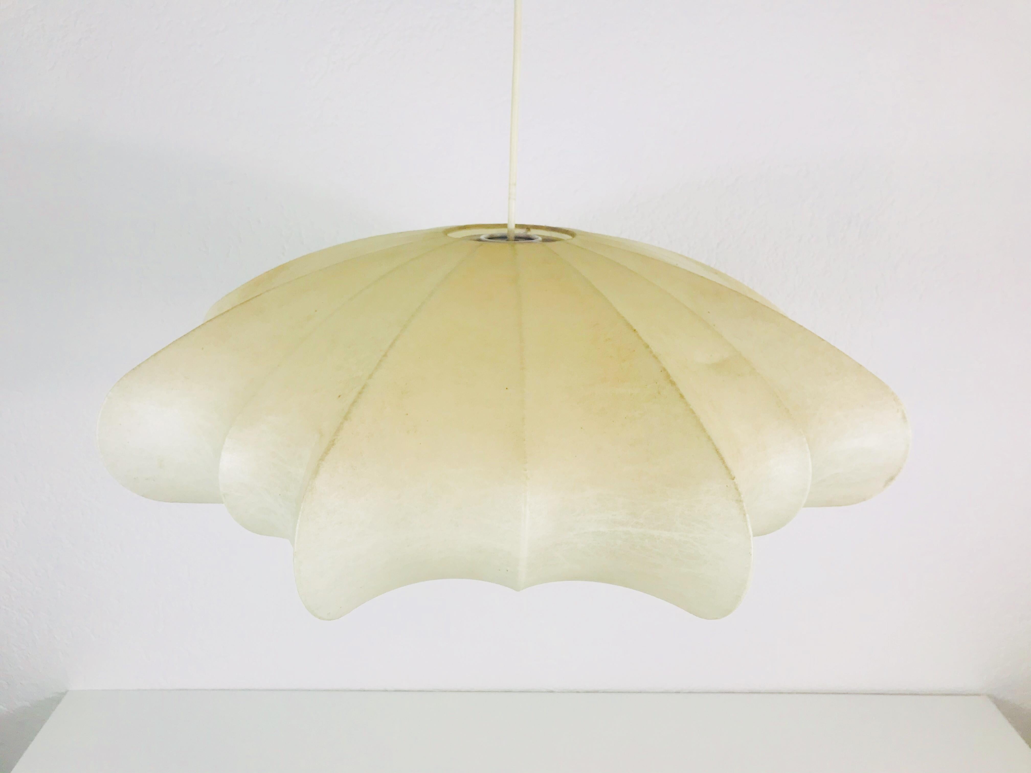 Italienische Cocoon-Hängeleuchte aus der Jahrhundertmitte, 1960er Jahre, Italien im Zustand „Gut“ in Hagenbach, DE