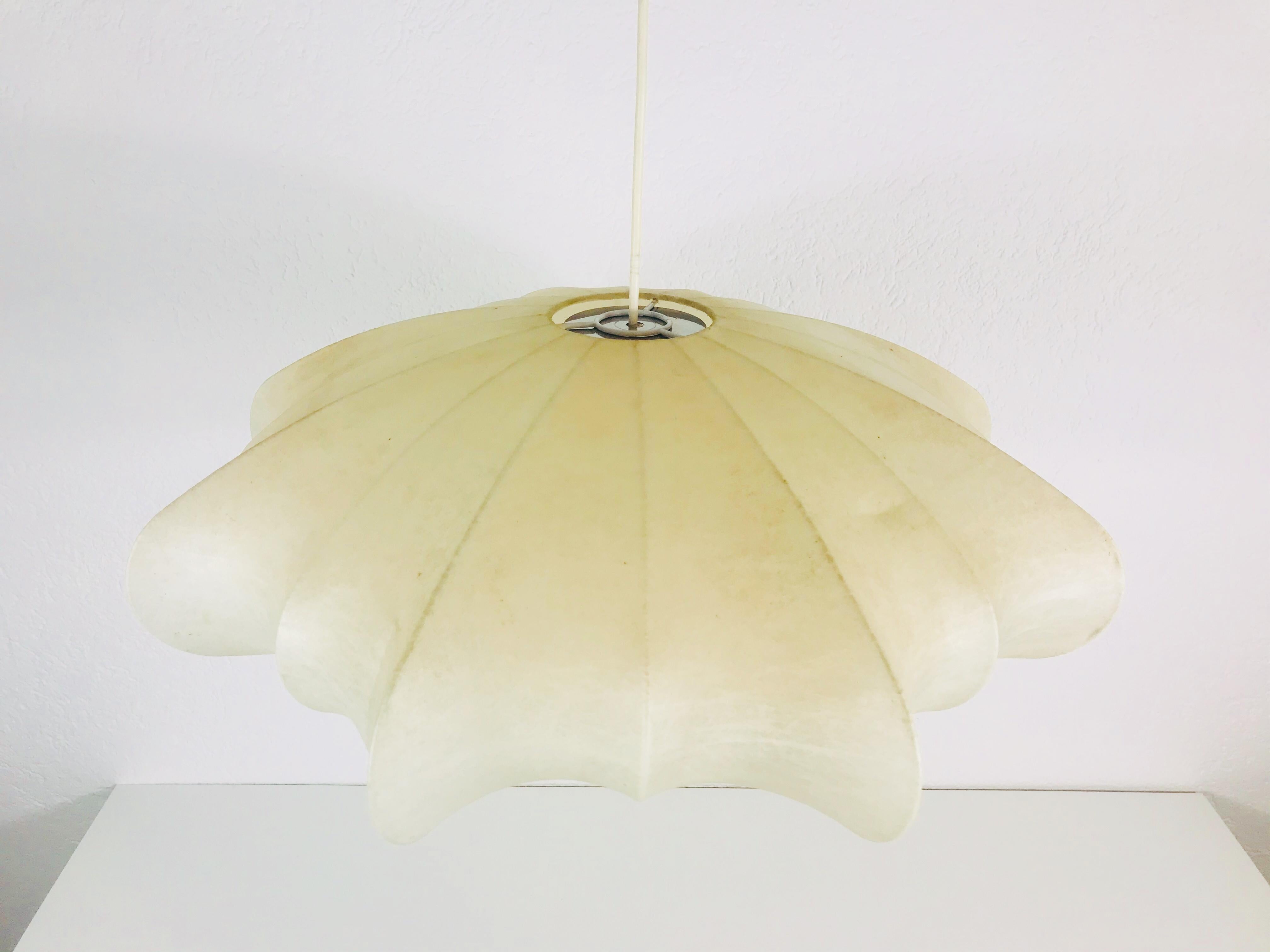 Italienische Cocoon-Hängeleuchte aus der Jahrhundertmitte, 1960er Jahre, Italien (Mitte des 20. Jahrhunderts)