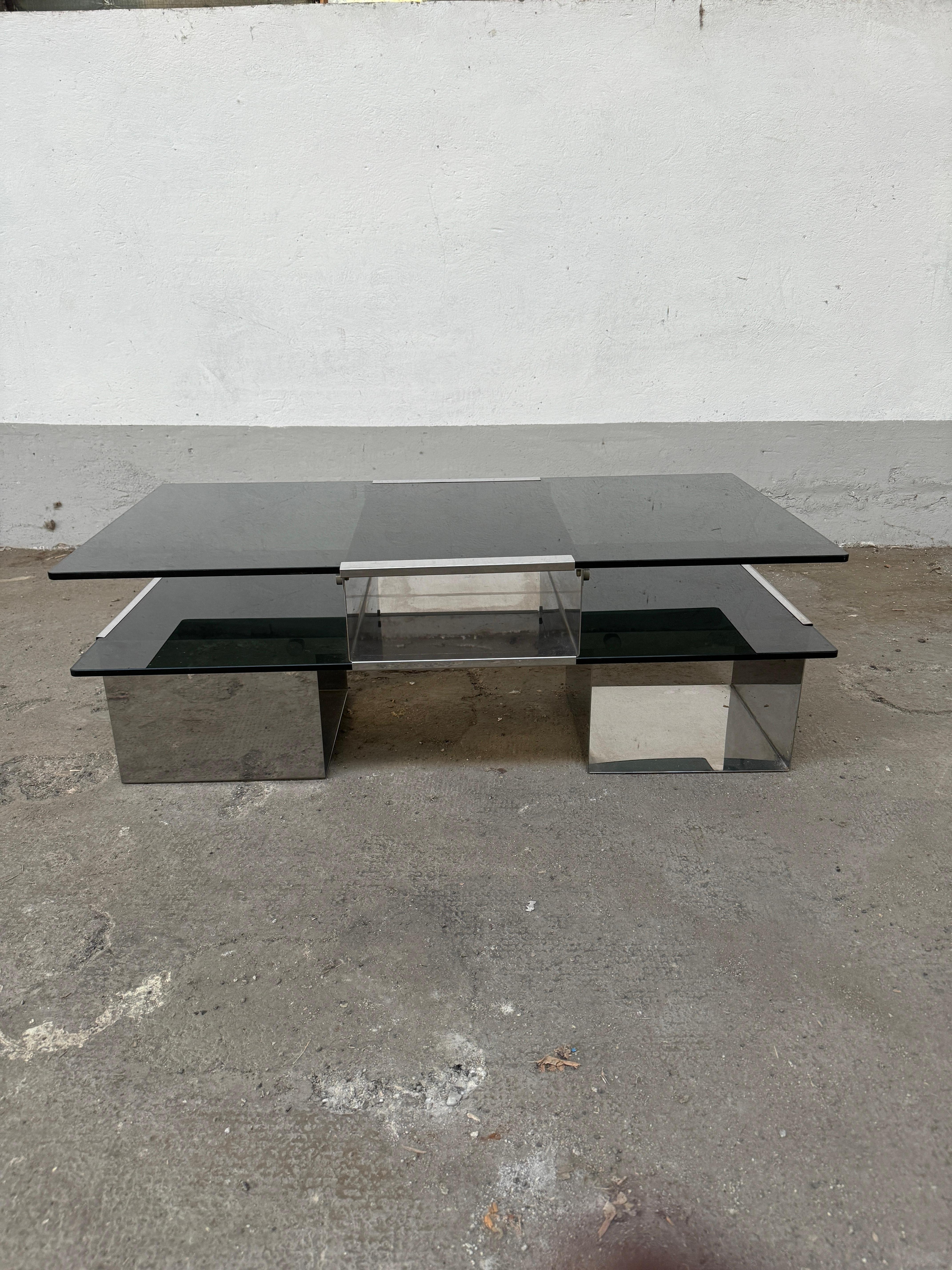 Table à café ou à cocktail italienne Space AGE Chrome avec étagères en verre fumé. 1970s