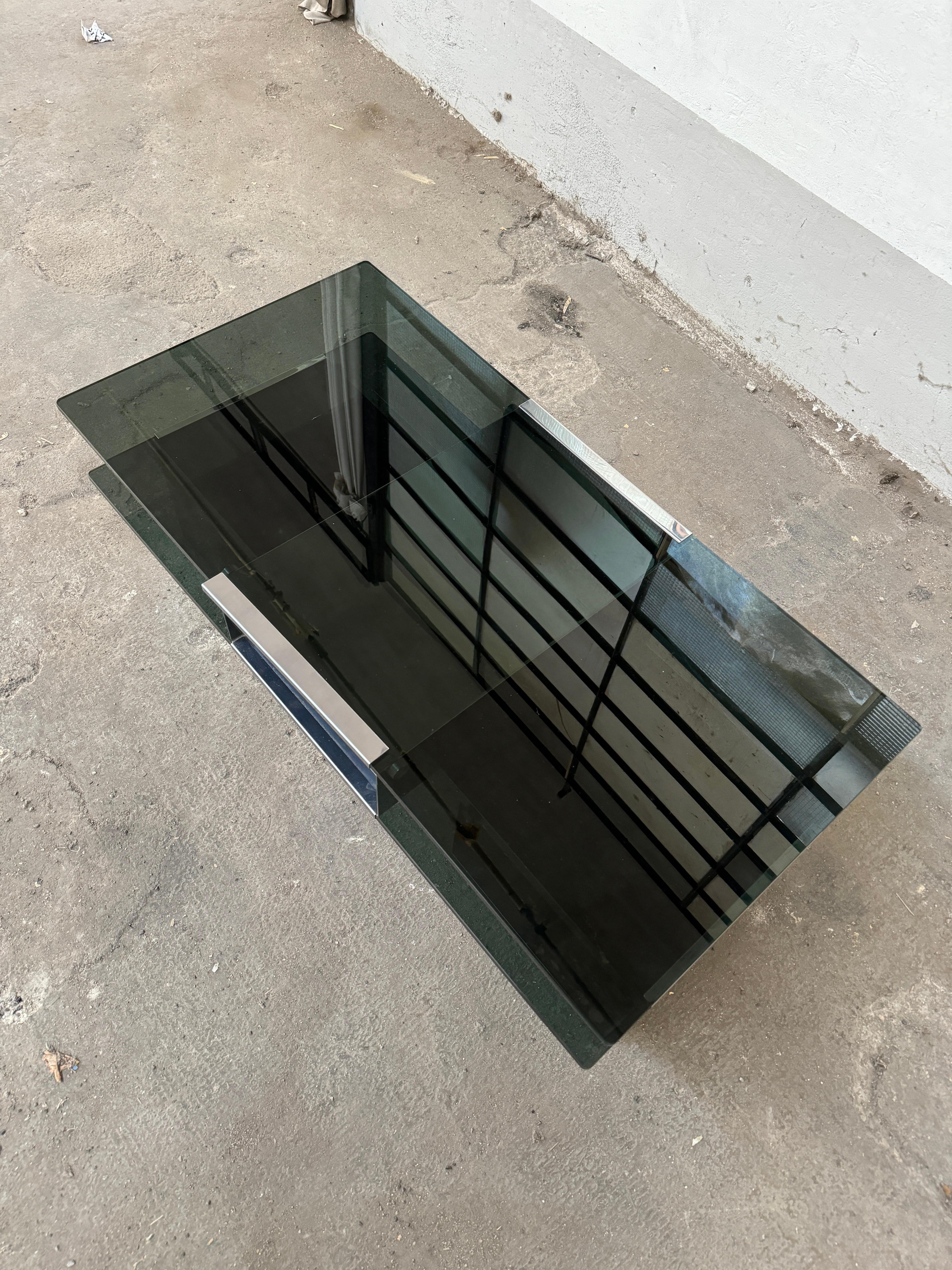 Table basse ou de cocktail italienne moderne du milieu du siècle dernier, chromée avec verre fumé Bon état - En vente à Prato, IT