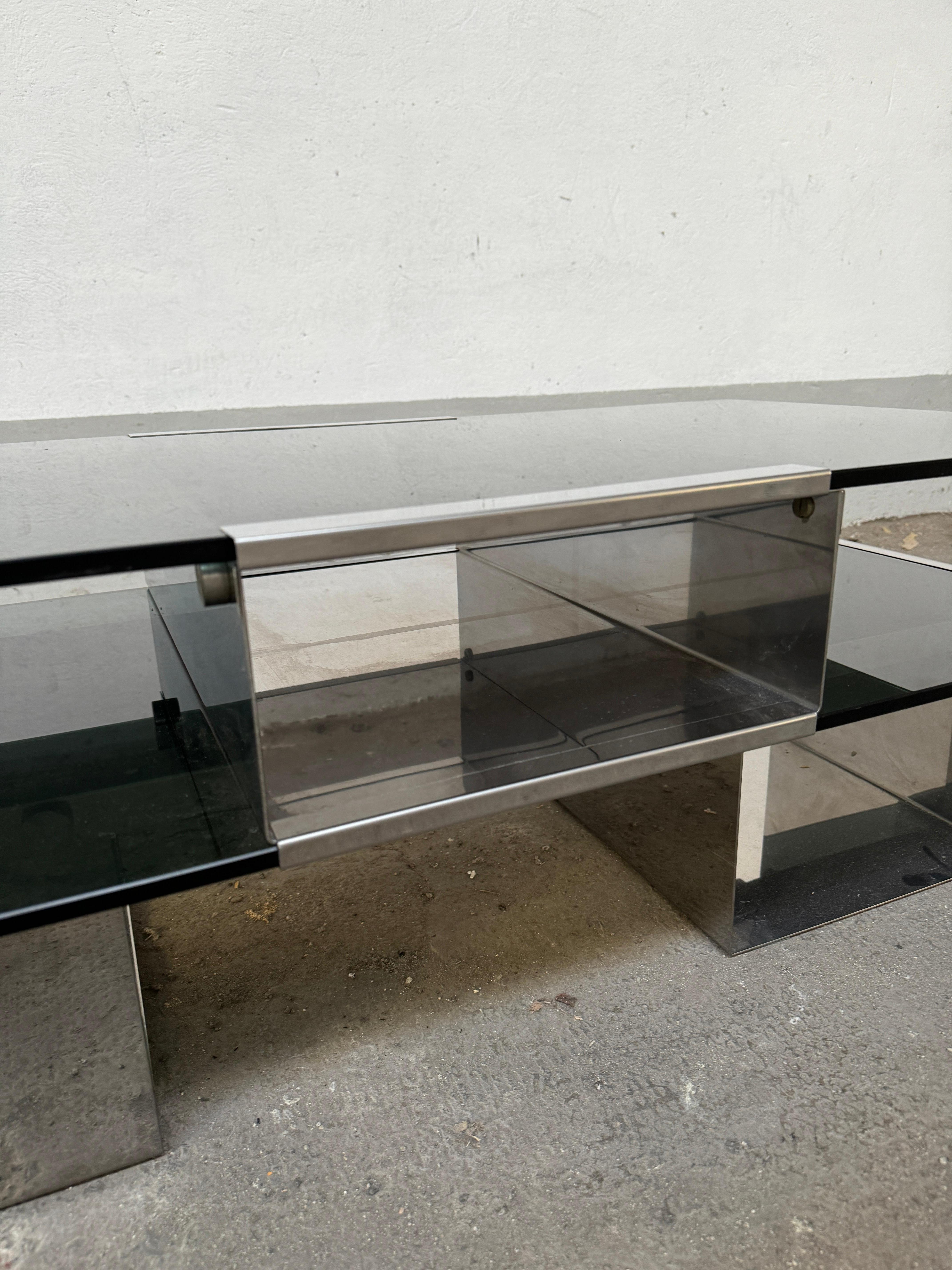 Fin du 20e siècle Table basse ou de cocktail italienne moderne du milieu du siècle dernier, chromée avec verre fumé en vente