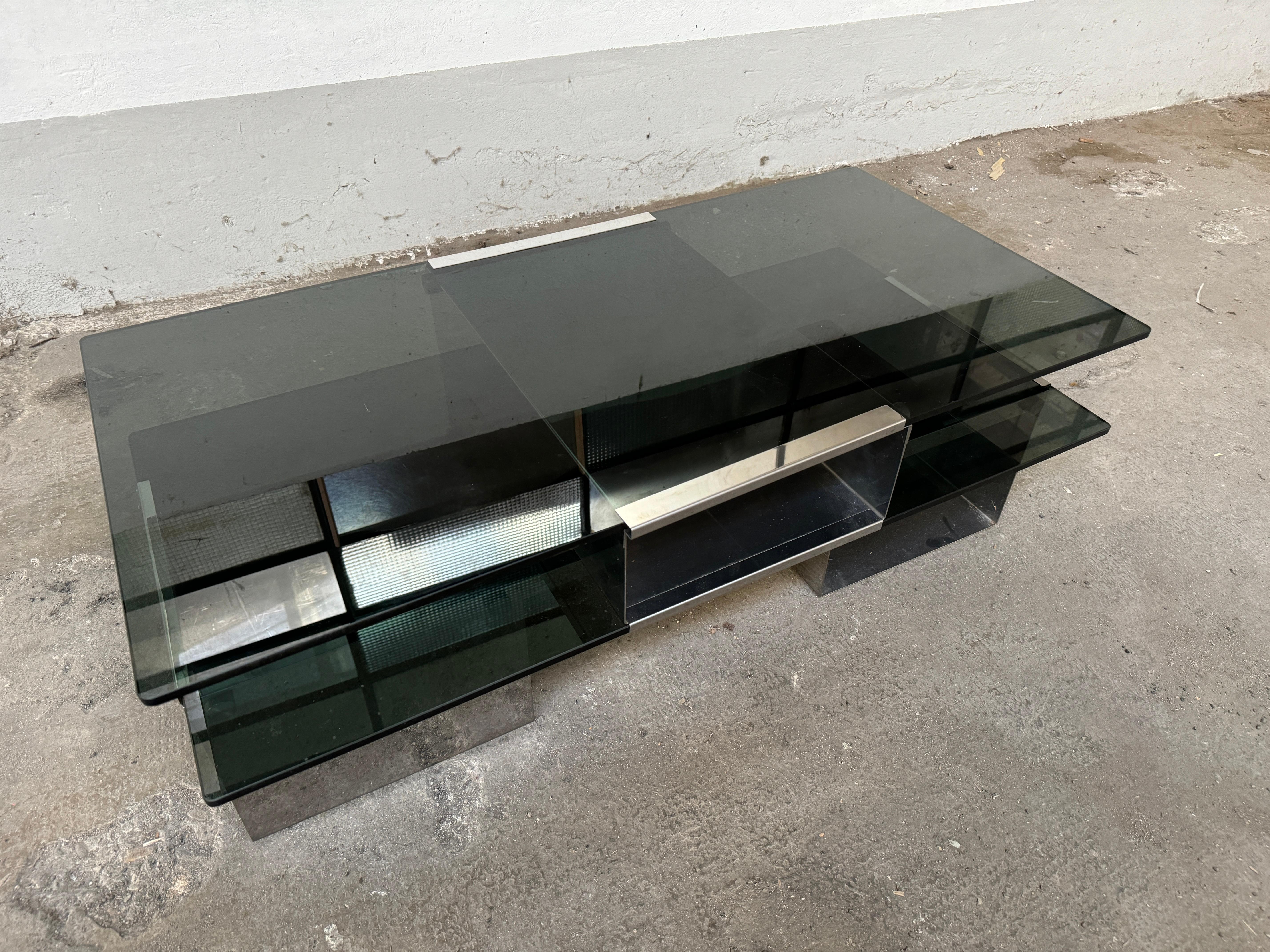 Verre fumé Table basse ou de cocktail italienne moderne du milieu du siècle dernier, chromée avec verre fumé en vente