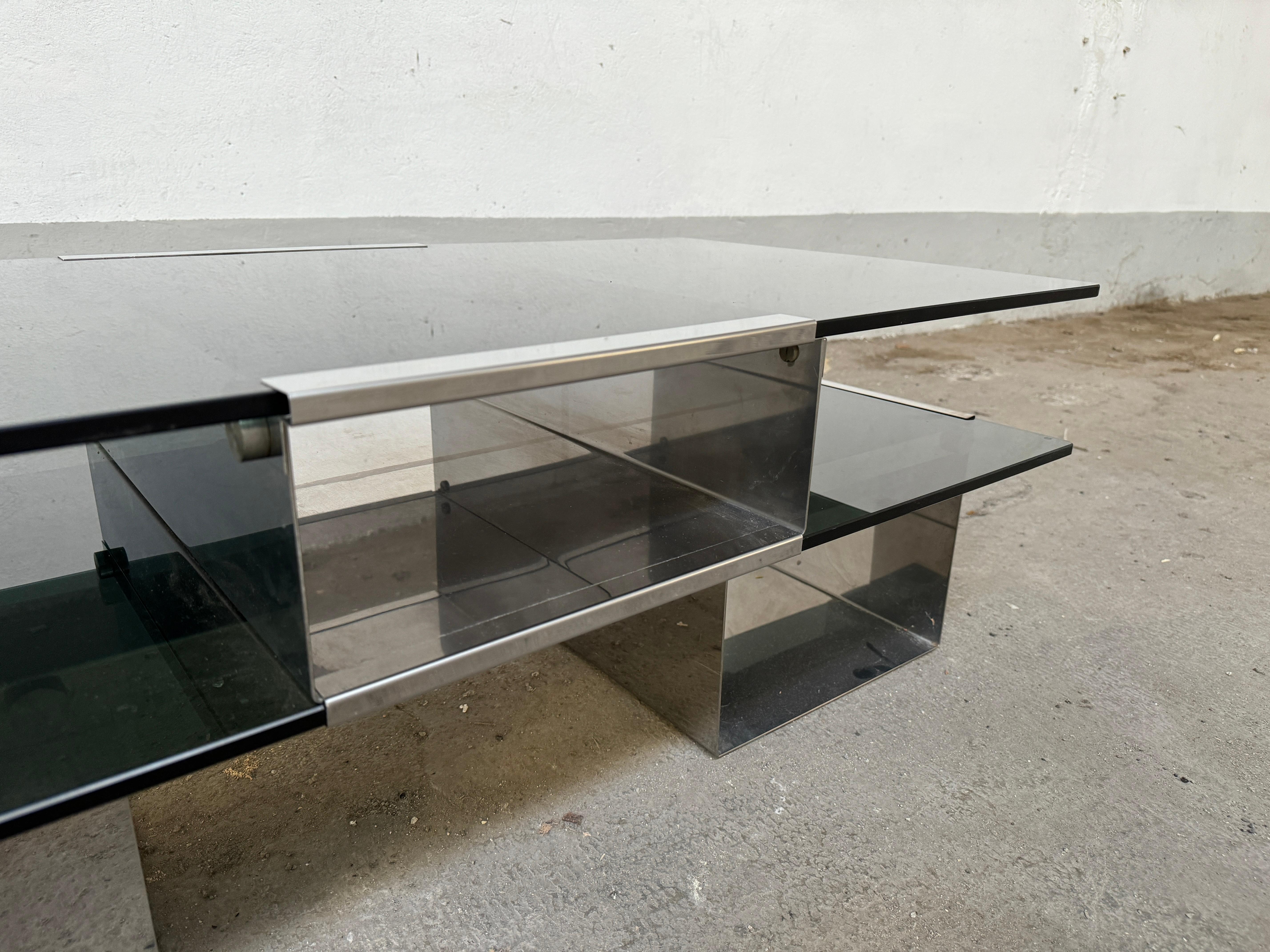 Table basse ou de cocktail italienne moderne du milieu du siècle dernier, chromée avec verre fumé en vente 2