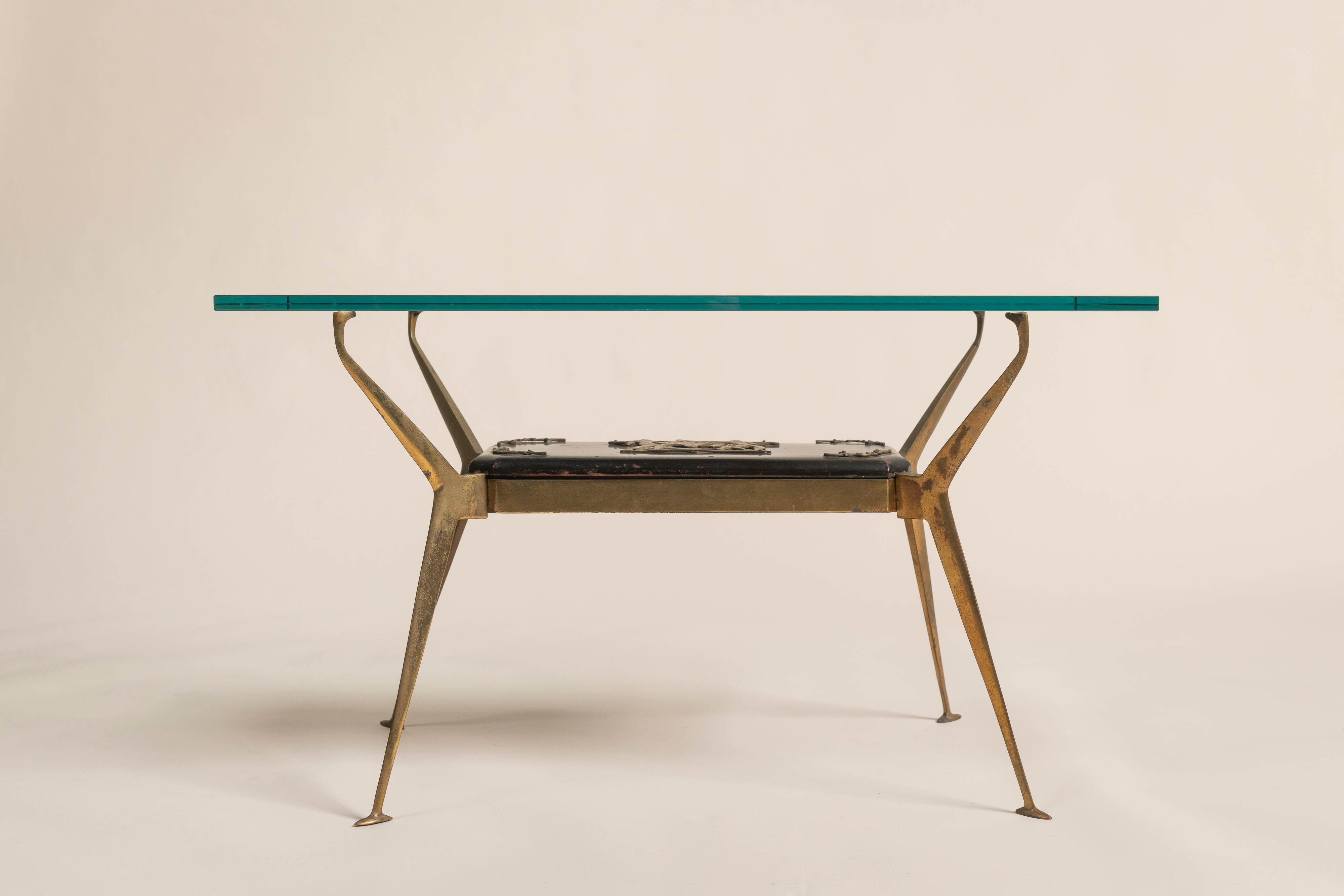 Moderner italienischer Couchtisch mit Messing-, Holz- und Glasplatte aus der Jahrhundertmitte, 1950er Jahre (Moderne der Mitte des Jahrhunderts) im Angebot