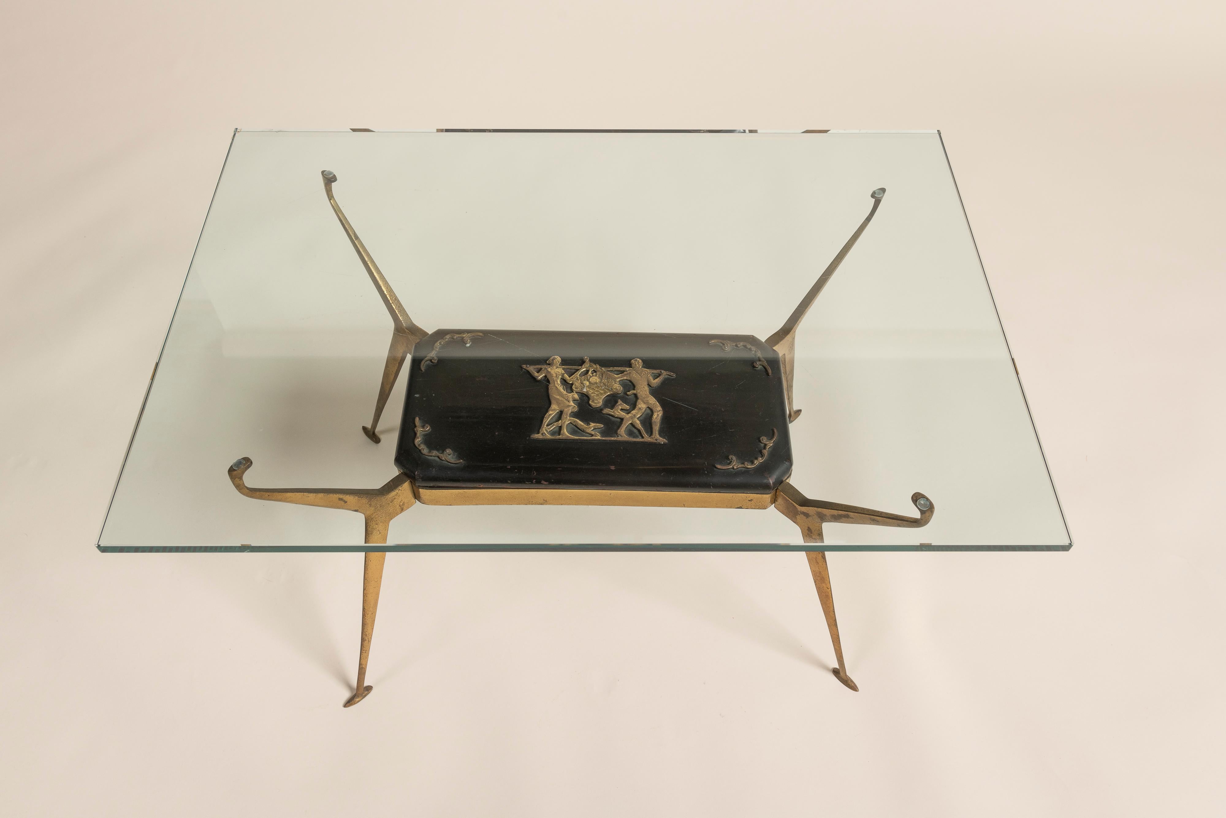 Moderner italienischer Couchtisch mit Messing-, Holz- und Glasplatte aus der Jahrhundertmitte, 1950er Jahre (Italienisch) im Angebot