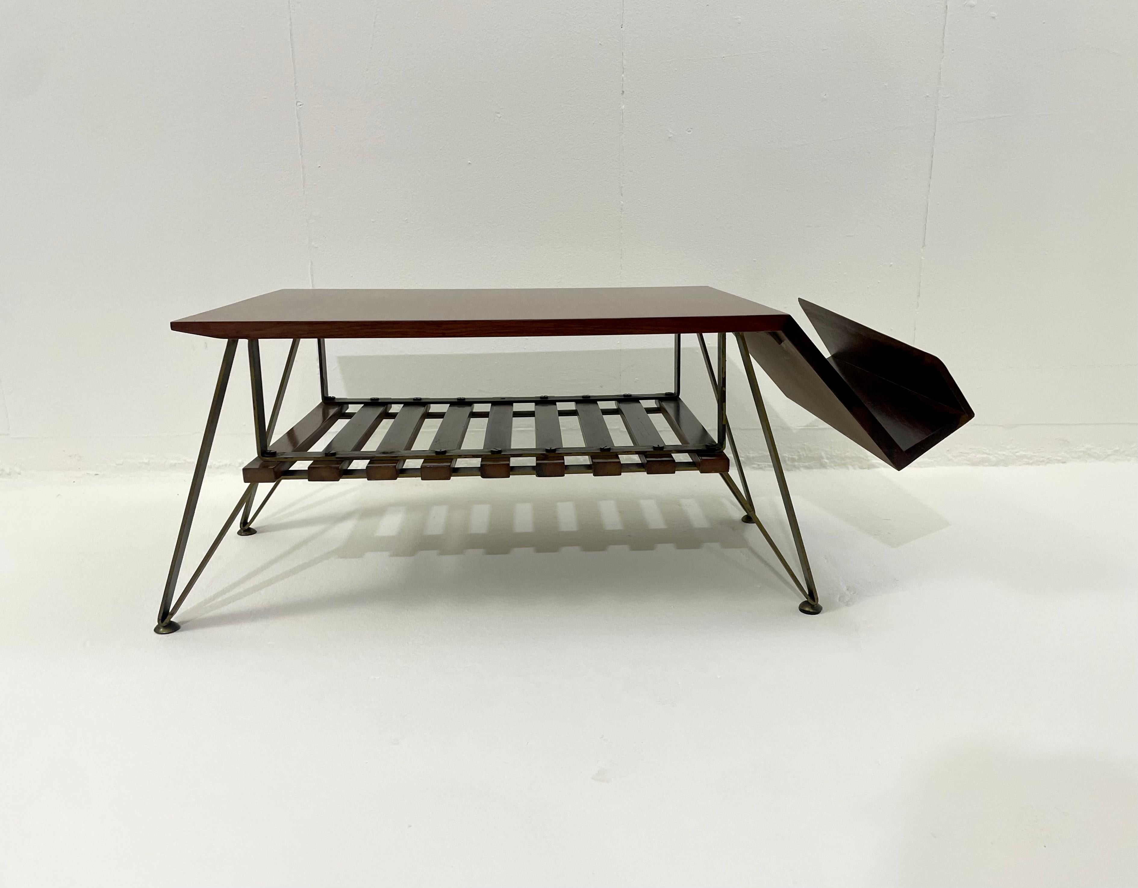 Table basse italienne moderne du milieu du siècle dernier avec porte-revues, bois et métal, 1960 en vente 1