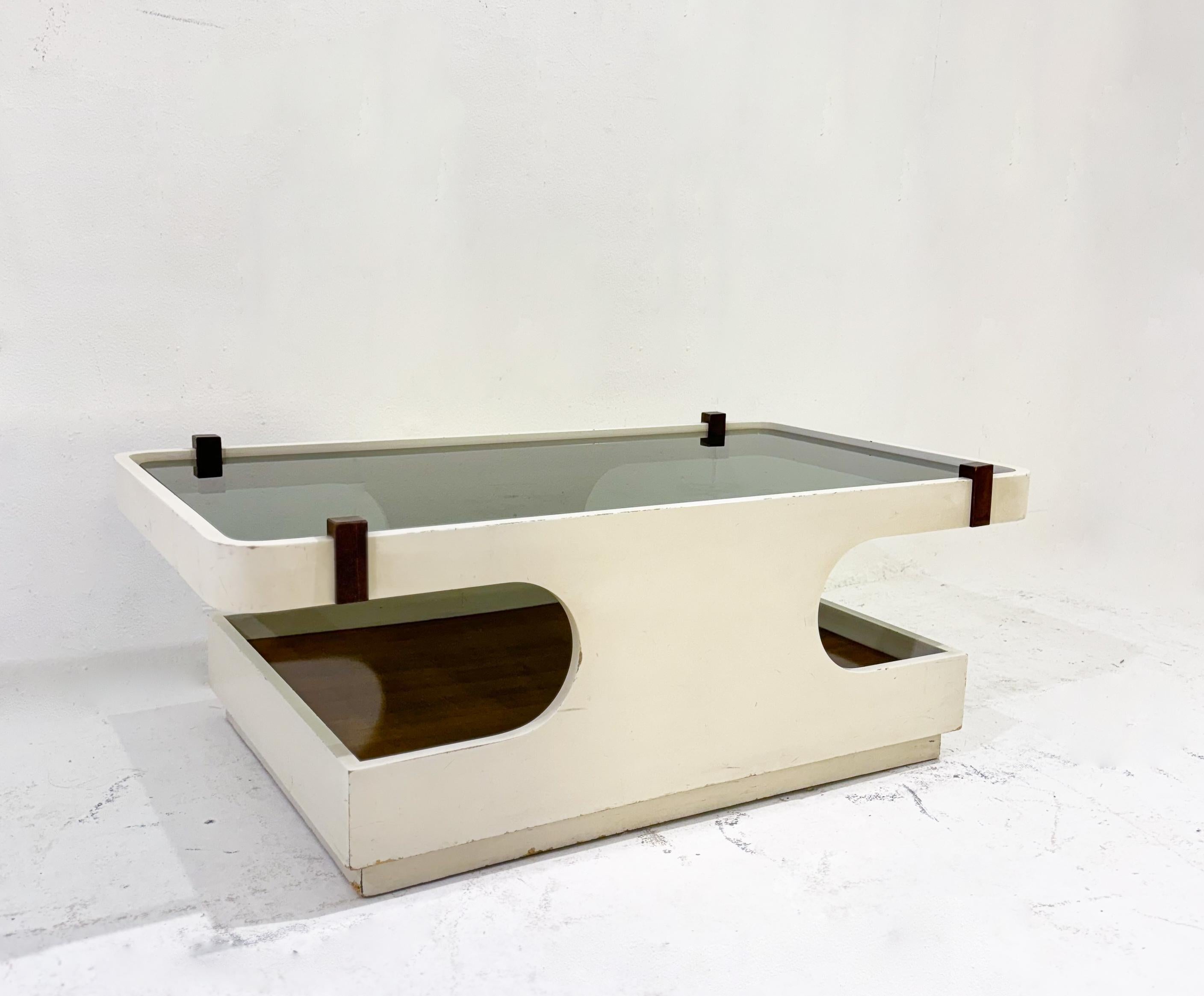 Verre Table basse italienne moderne du milieu du siècle dernier, bois et verre  1970s en vente