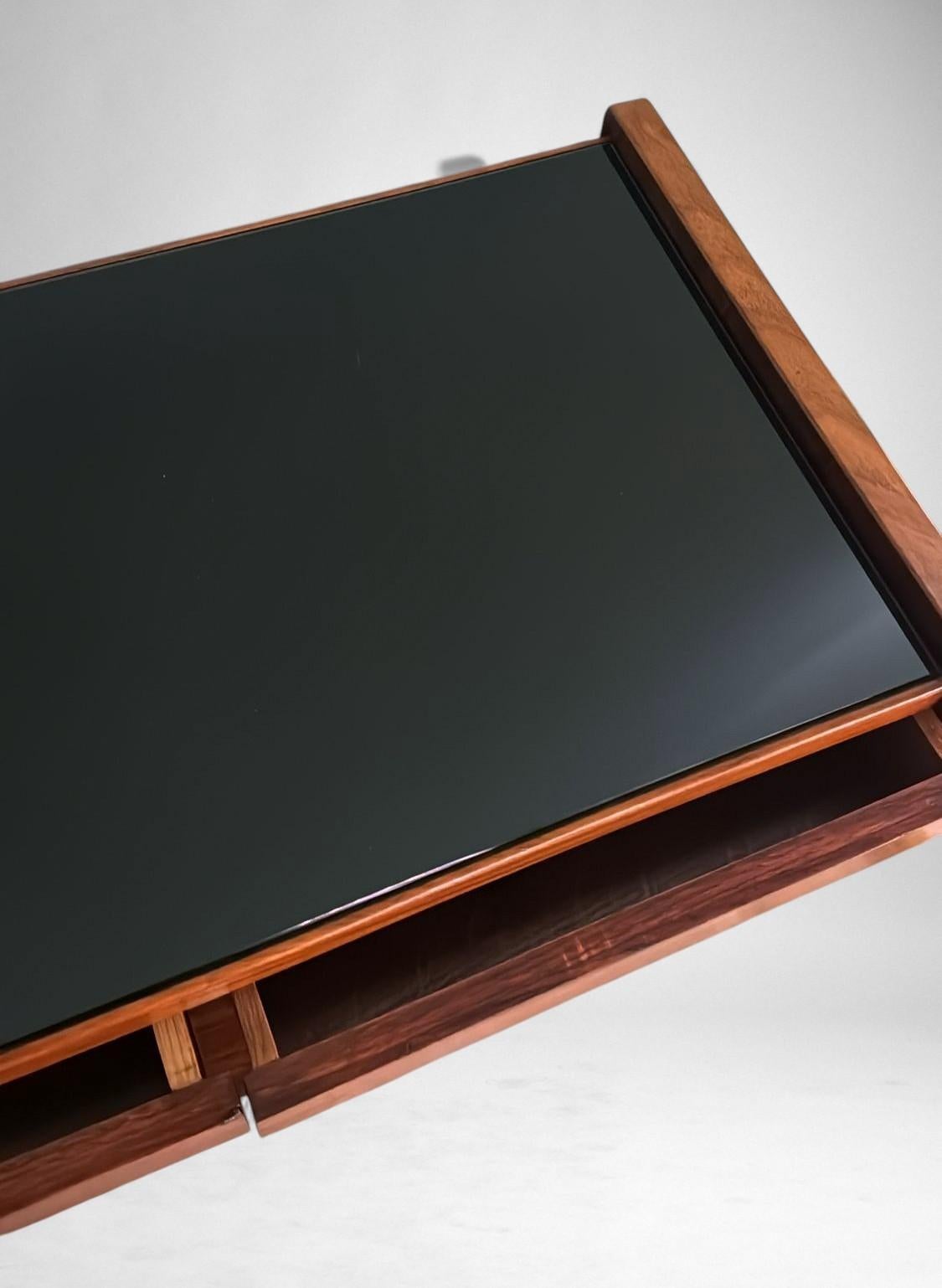 Console italiana moderna di metà secolo in noce rosso con piano in vetro nero in vendita 4