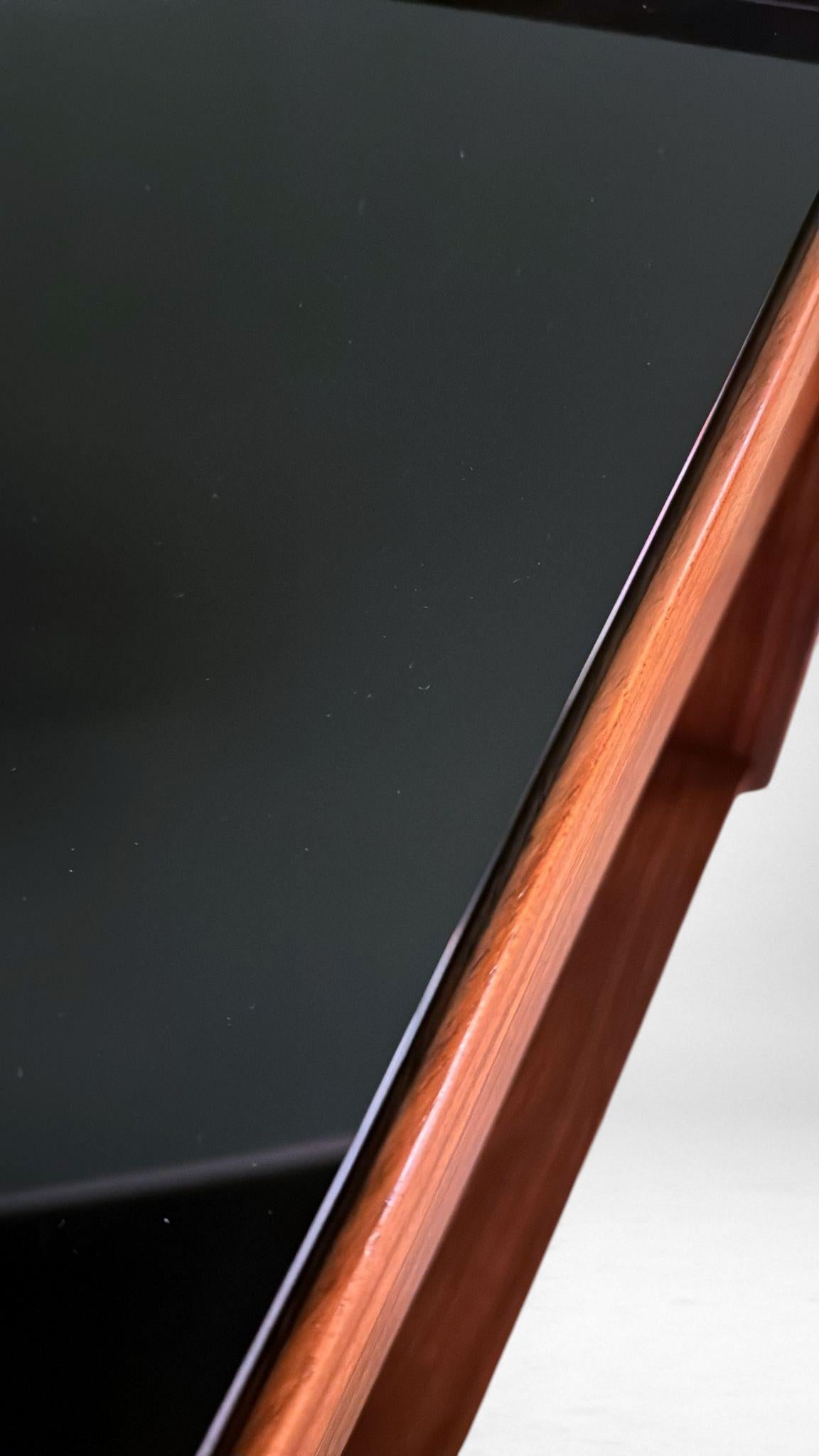 Console italiana moderna di metà secolo in noce rosso con piano in vetro nero in vendita 5