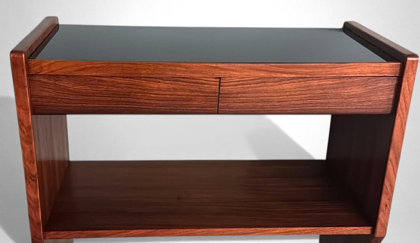 Console italiana moderna di metà secolo in noce rosso con piano in vetro nero in vendita 6